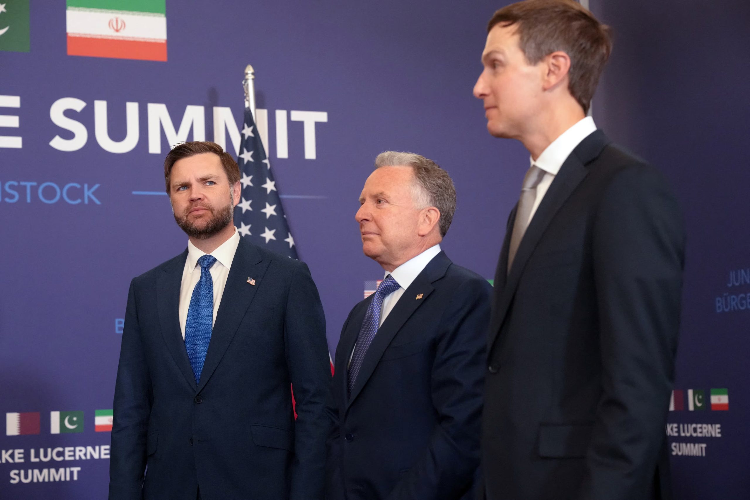 El vicepresidente de Estados Unidos, JD Vance, espera junto al enviado especial Steve Witkoff y a Jared Kushner para reunirse con el primer ministro de Pakistán, Shehbaz Sharif, en el balneario de Bürgenstock (REUTERS/Nathan Howard/Pool).