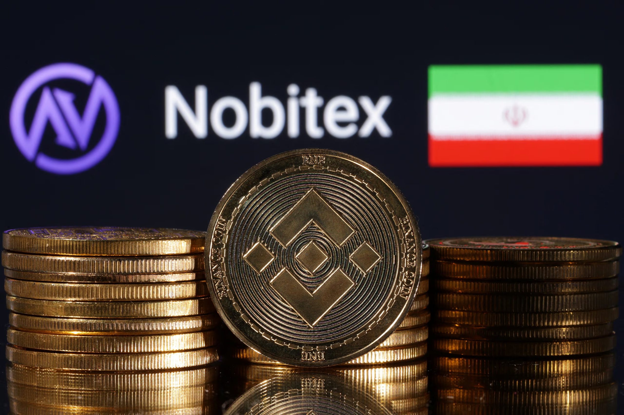 En esta ilustración,, se aprecian representaciones de la criptomoneda Binance frente al logotipo de Nobitex y la bandera de Irán (REUTERS/Dado Ruvic/Ilustración/Archivo)