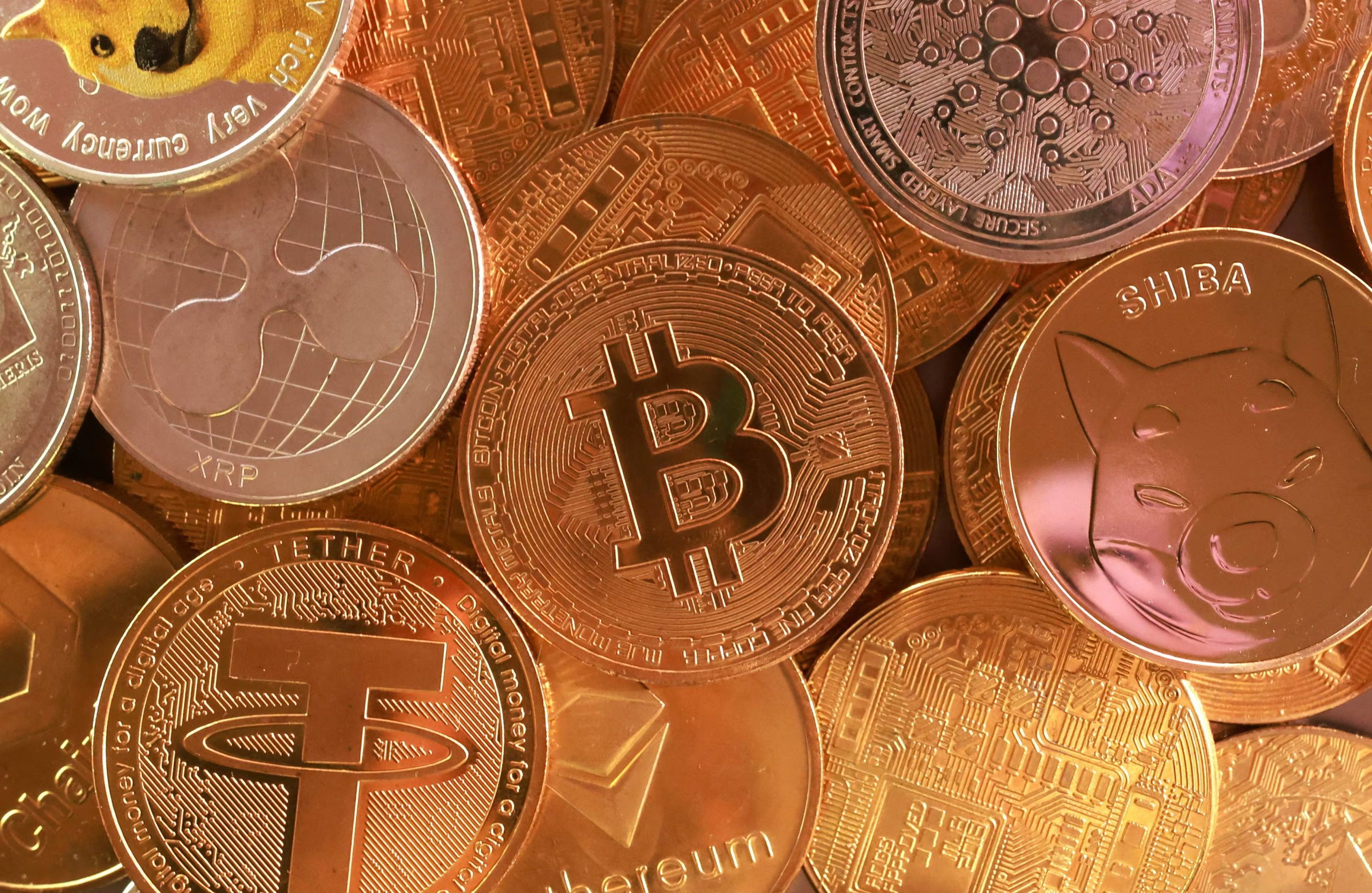 En esta ilustración, tomada el 10 de septiembre de 2025, se muestran representaciones de criptomonedas (REUTERS/Dado Ruvic)