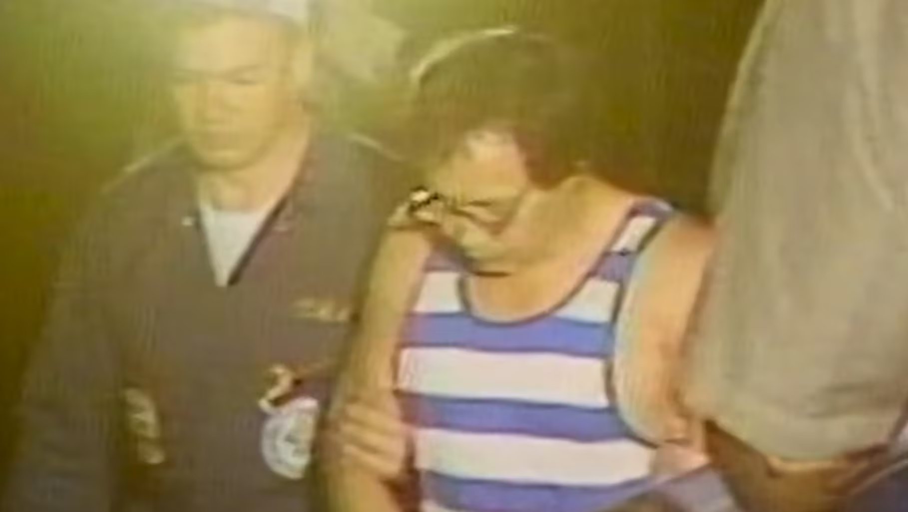 Gene Leroy Hart, el principal sospechoso de los asesinatos de tres niñas scouts en el Camp Scott de Oklahoma en 1977, siendo escoltado por autoridades tras su arresto en 1978