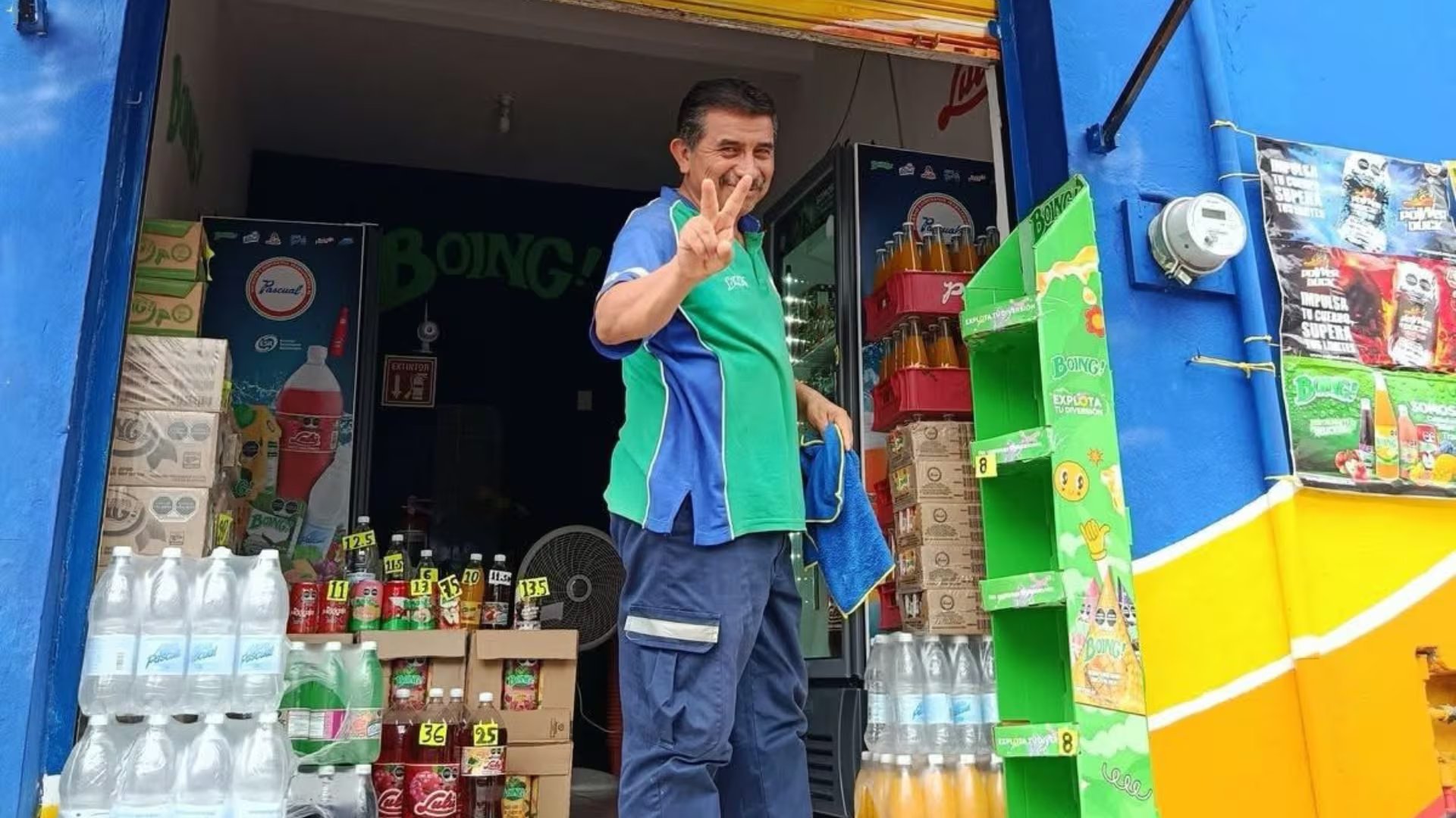 El poeta, originario de Papantla, ganó el primer lugar del certamen.