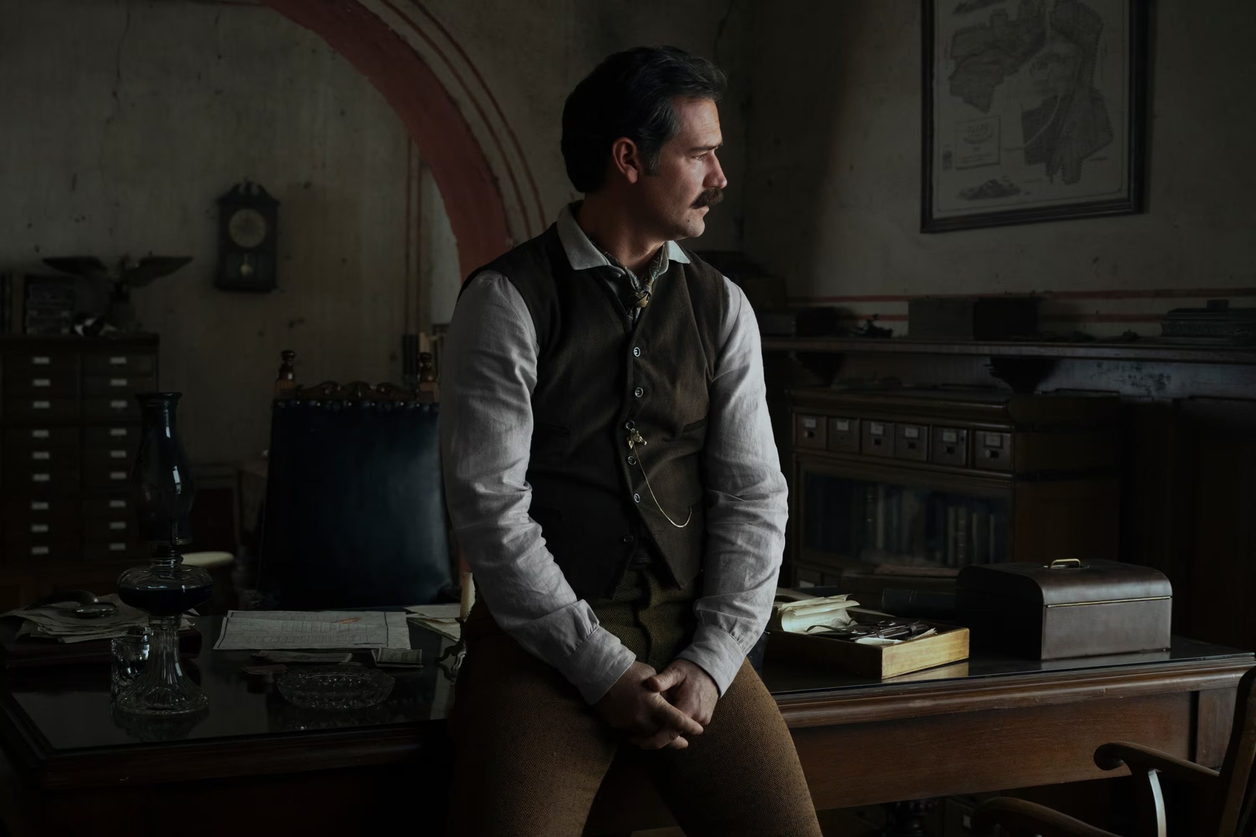 Este vínculo sanguíneo cerró un círculo histórico cuando Manuel García-Rulfo asumió el papel protagónico en la adaptación de Pedro Páramo estrenada por Netflix. (Carlos Somonte/Netflix via AP)