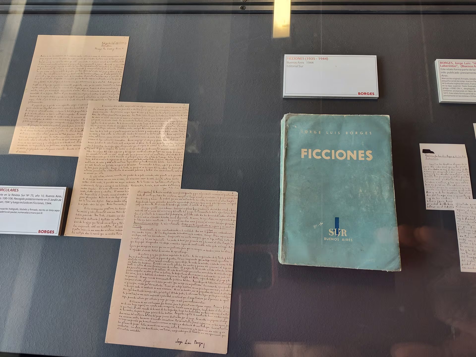 Los manuscritos de Borges permiten ver sus recorridos y vacilaciones.