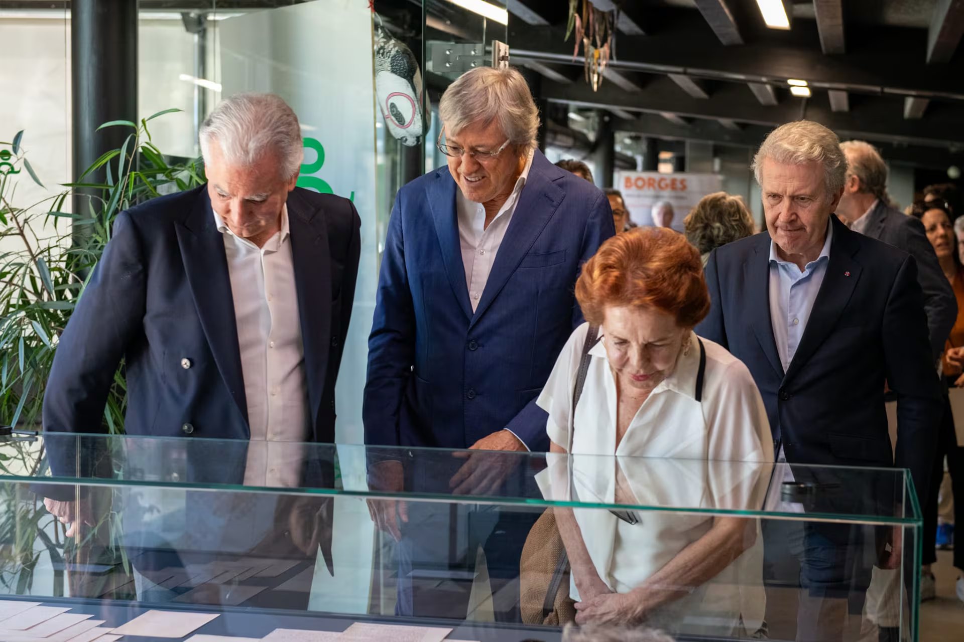 Patricia Llosa y su hijo Álvaro, con Alejandro Roemmers, frente a los manuscritos de Borges.