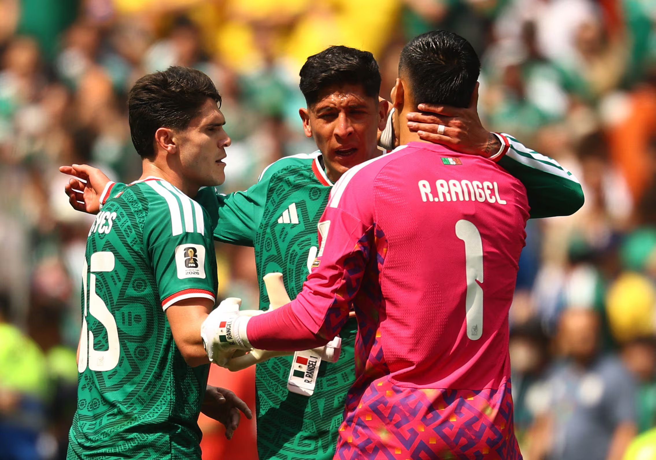 Edson Álvarez apunta a la capitanía y la titularidad como central por derecha para reforzar la zaga con su experiencia. REUTERS/Kai Pfaffenbach