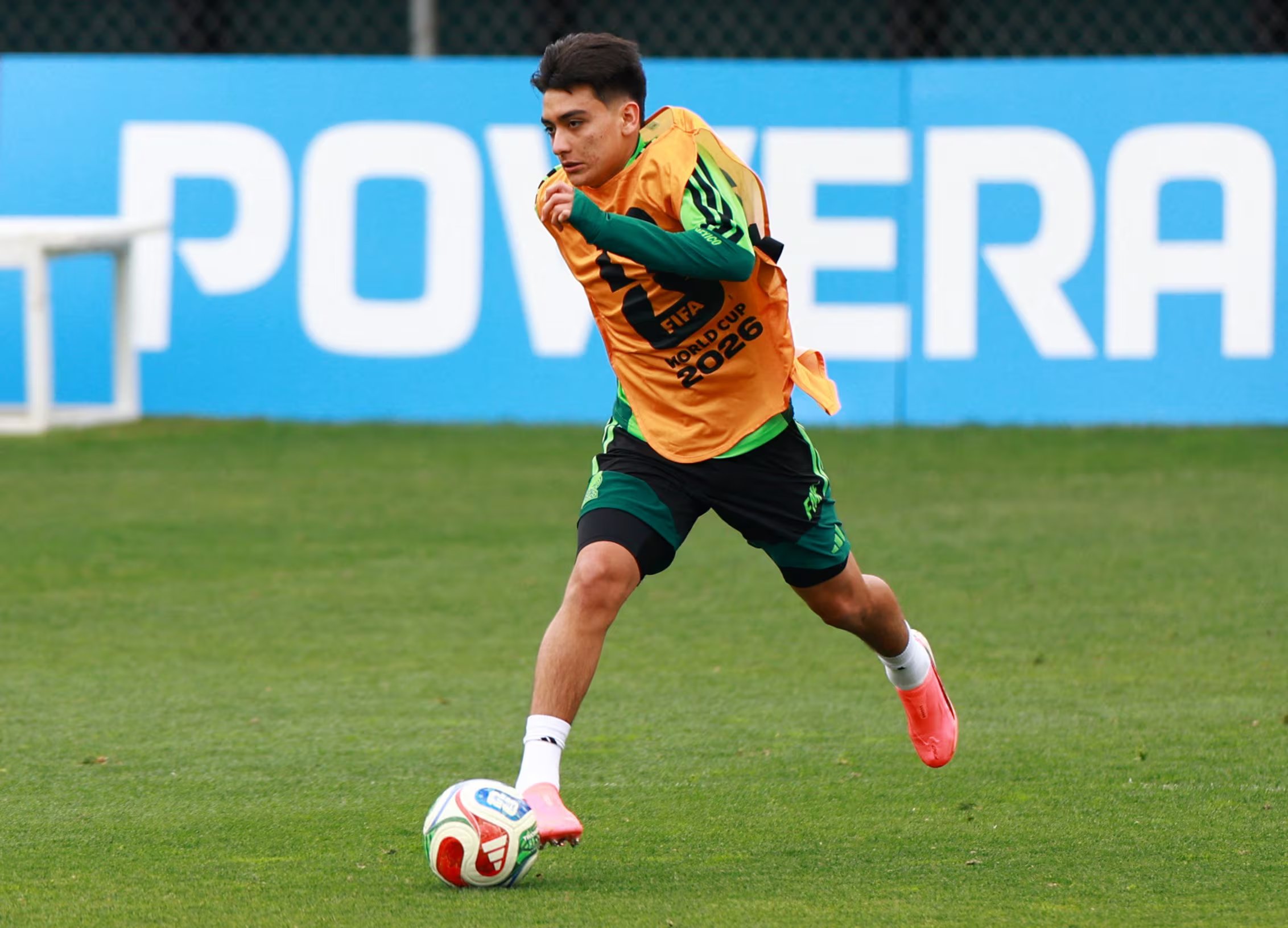 Gilberto Mora habría ganado protagonismo en el mediocampo como opción sobre Brian Gutiérrez. REUTERS/Raquel Cunha