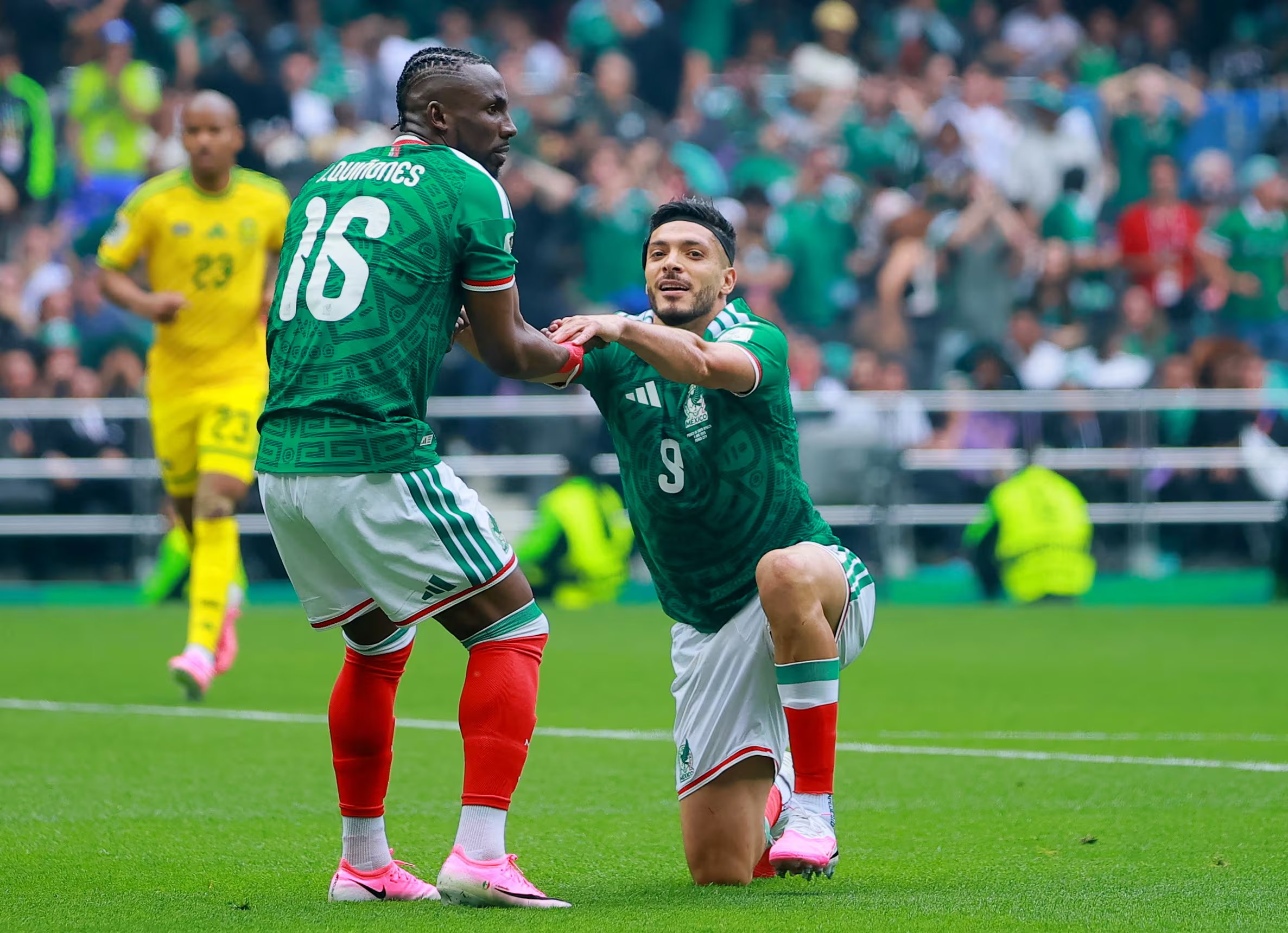 Julián Quiñones, Raúl Jiménez y Roberto Alvarado se perfilan para repetir en la delantera tras los goles ante Sudáfrica. REUTERS/Eloisa Sanchez