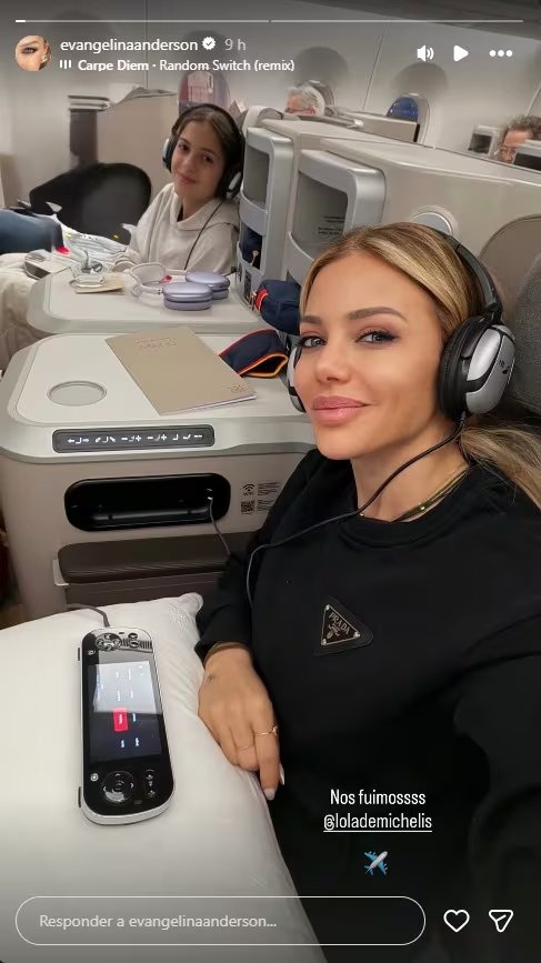 Evangelina Anderson mostró su viaje en compañía de una de sus hijas, Lola, en el avión (Instagram)