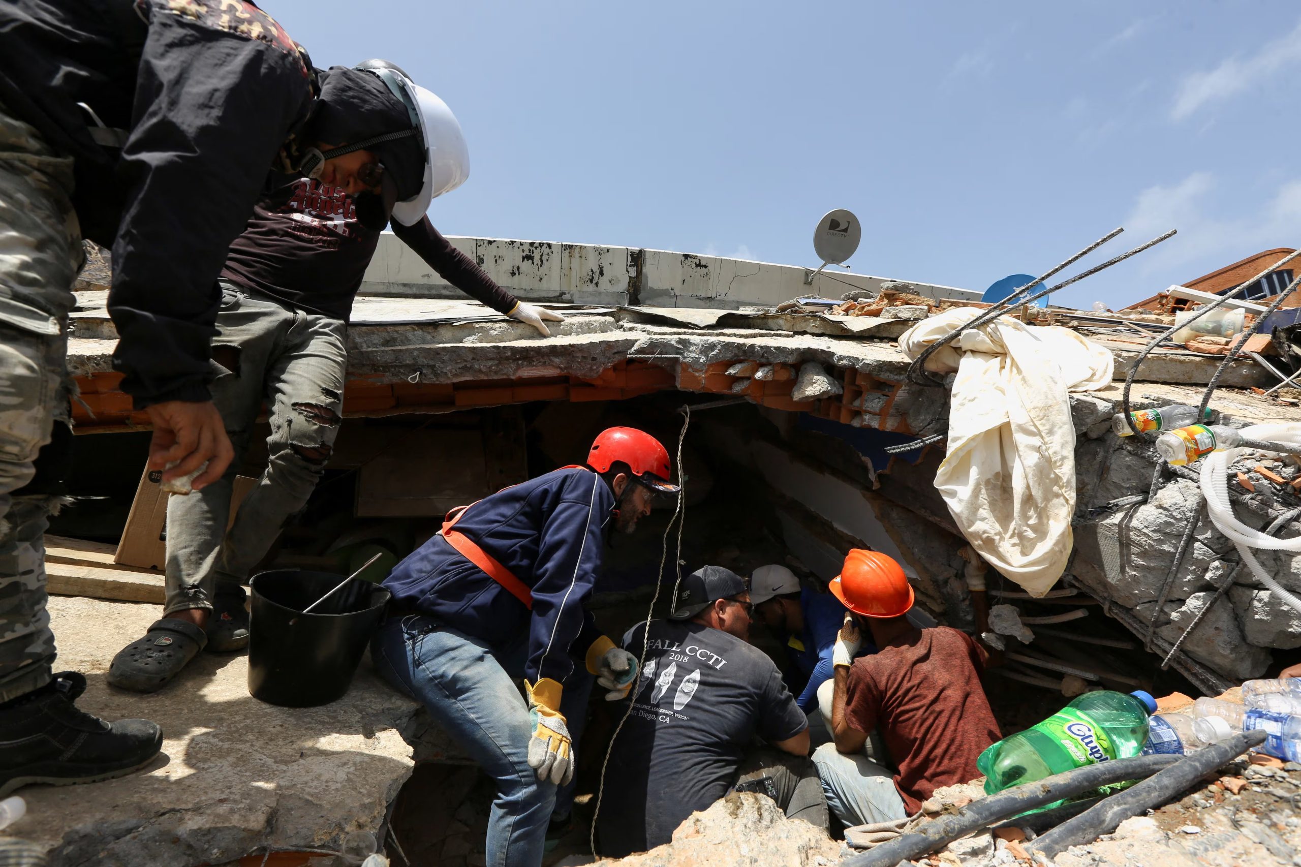 Los equipos de emergencia siguen buscando sobrevivientes entre los escombros. REUTERS/Juan Carlos Hernandez