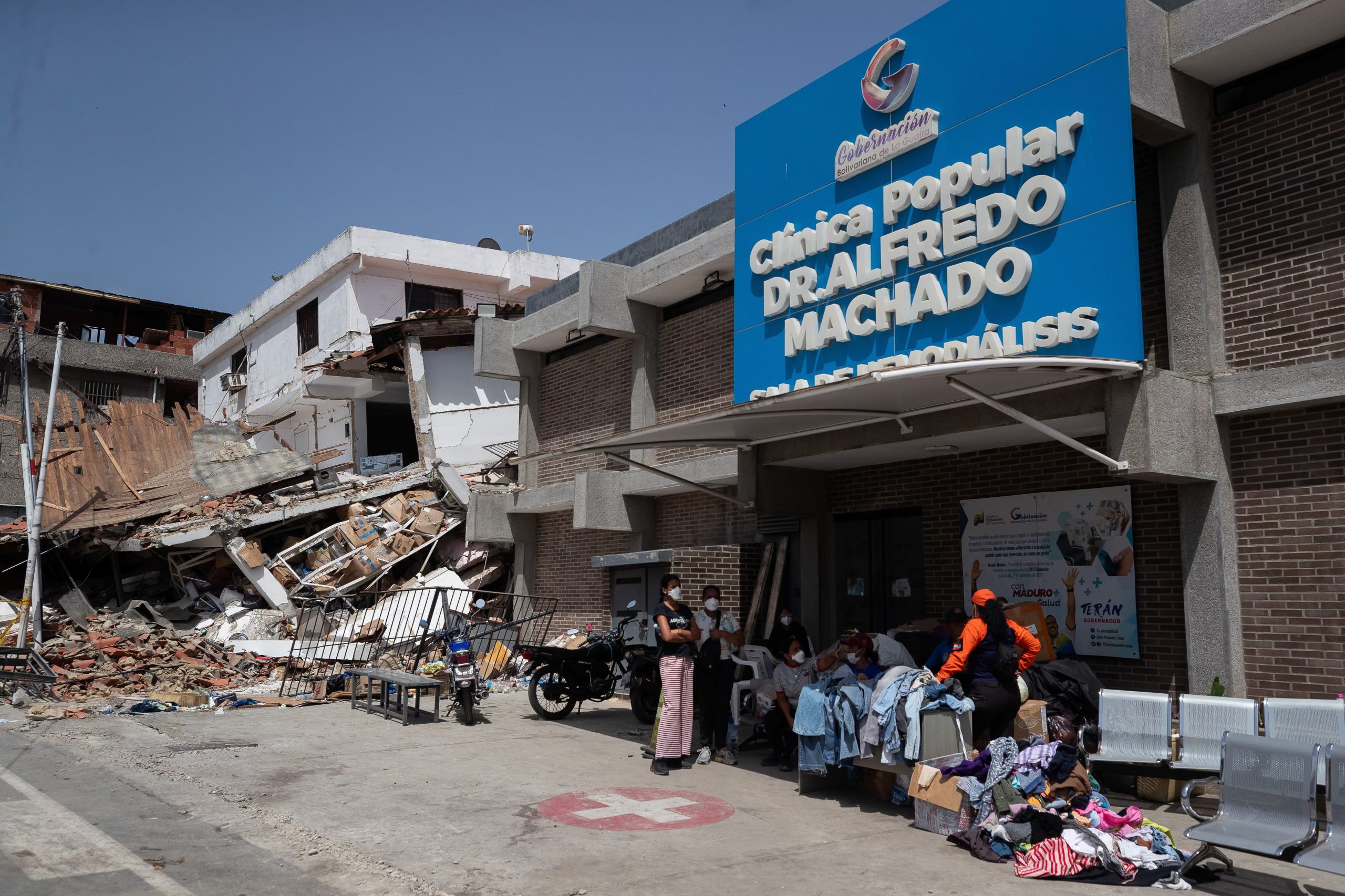 Personas aguardan este viernes, frente a la Clínica Popular Dr. Alfredo Machado en Catia La Mar (Venezuela). Familiares recorren distintos hospitales para intentar ubicar a sus parientes heridos o fallecidos tras los terremotos de 7,2 y 7,5 registrados la tarde del miércoles y que ha dejado, hasta el momento, un saldo de 920 personas muertas. EFE/ Ronald Peña R
