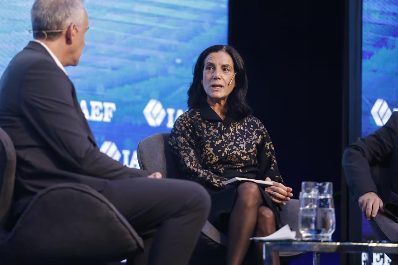 La economista Azucena Arbeleche, ex Ministro de Economía y Finanzas de Uruguay, participa activamente en una mesa de debate durante el 43° Congreso Anual del IAEF. (IAEF)