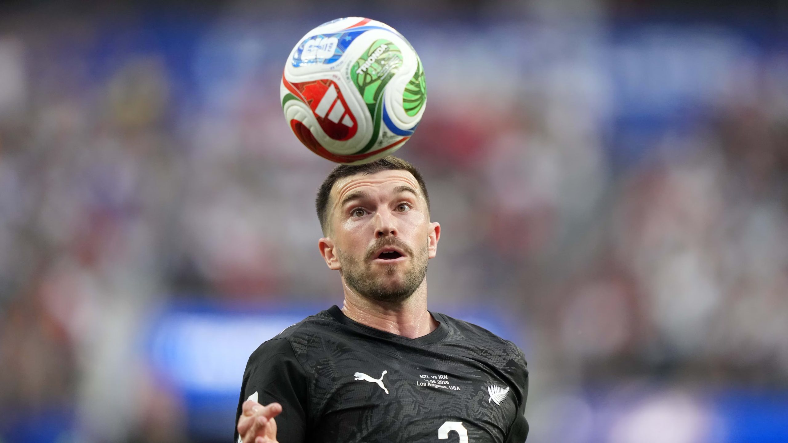 15 de junio de 2026; Inglewood, California, EE. UU.; El defensa neozelandés Tim Payne (2) persigue el balón en la primera parte del partido contra Irán, correspondiente al Grupo G de la Copa Mundial de la FIFA 2026, disputado en el Estadio de Los Ángeles. Crédito obligatorio: Kirby Lee-Imagn Images