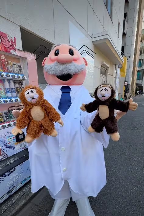 La botarga mexicana presentó un peluche inspirado en el pequeño macaco cuya historia se volvió viral en redes sociales.