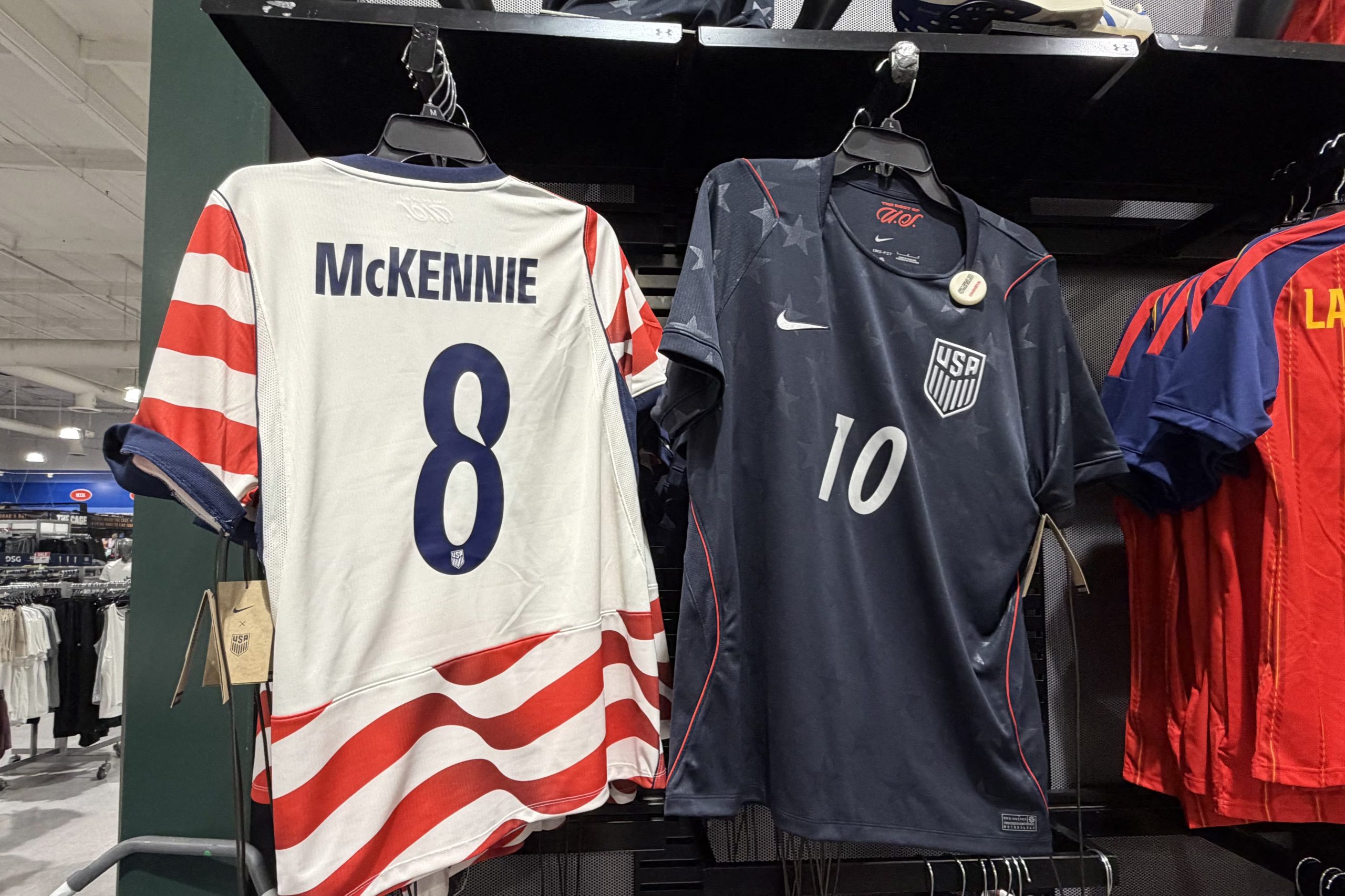 Nike mantiene talles limitados de la camiseta titular de Estados Unidos y la versión alternativa ya está agotada en talles de adultos (Mandatory Credit: Kirby Lee-Imagn Images)
