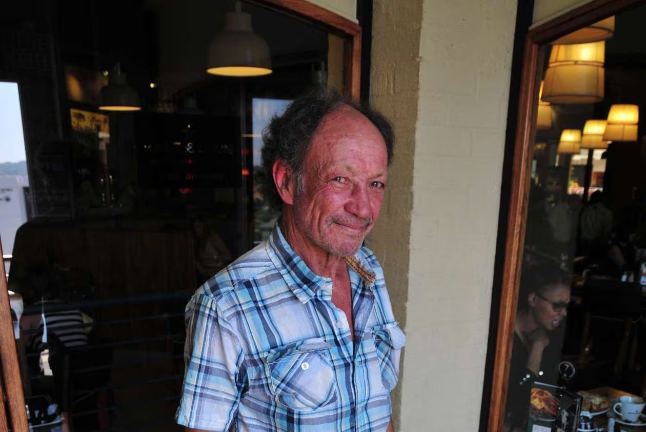 
Un ex soldado y deportista convertido en saboteador, encuentros secretos y el inesperado abrazo del líder del exilio. Las vueltas del destino que cambiaron su vida para siempre (Douglas Birch/Center for Public Integrity)