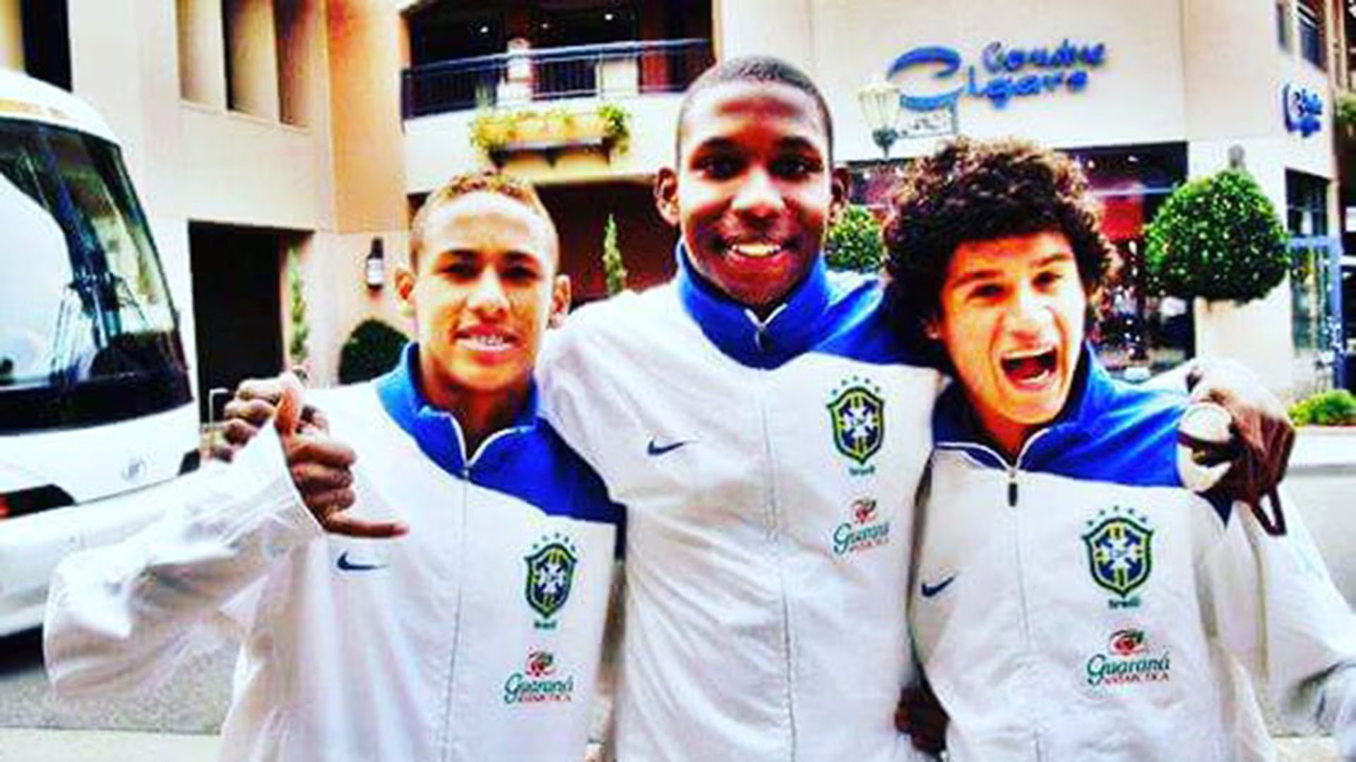 Luis Guilherme junto a Neymar y Philippe Coutinho en una de las concentraciones de Brasil (Crédito: lgalves92/Instagram)