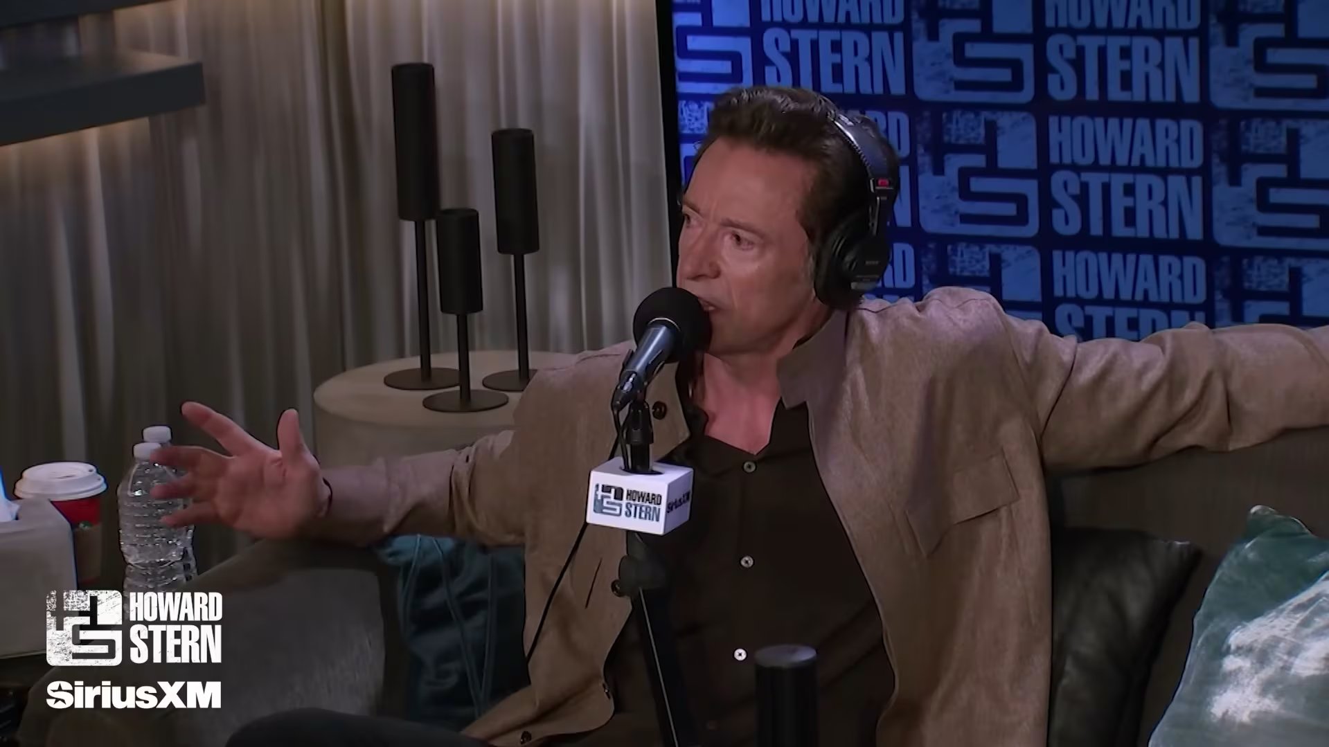 La dirección de Michael Sarnoski utiliza el barro, la luz y las cámaras en tomas largas para transmitir la vulnerabilidad y el peligro en la historia de Robin Hood (YouTube: The Howard Stern Show)