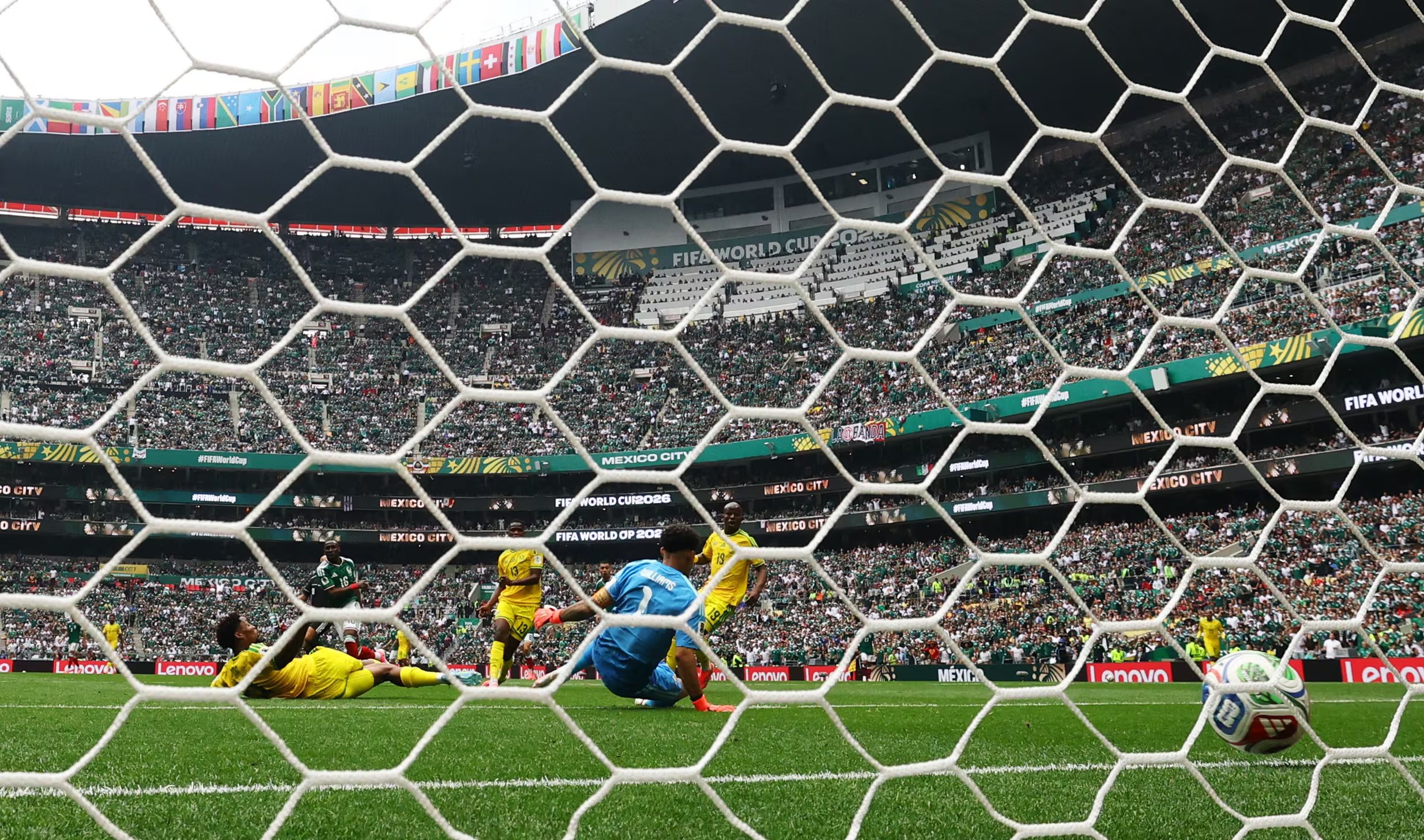 El remate del delantero azteca venció al arquero sudafricano