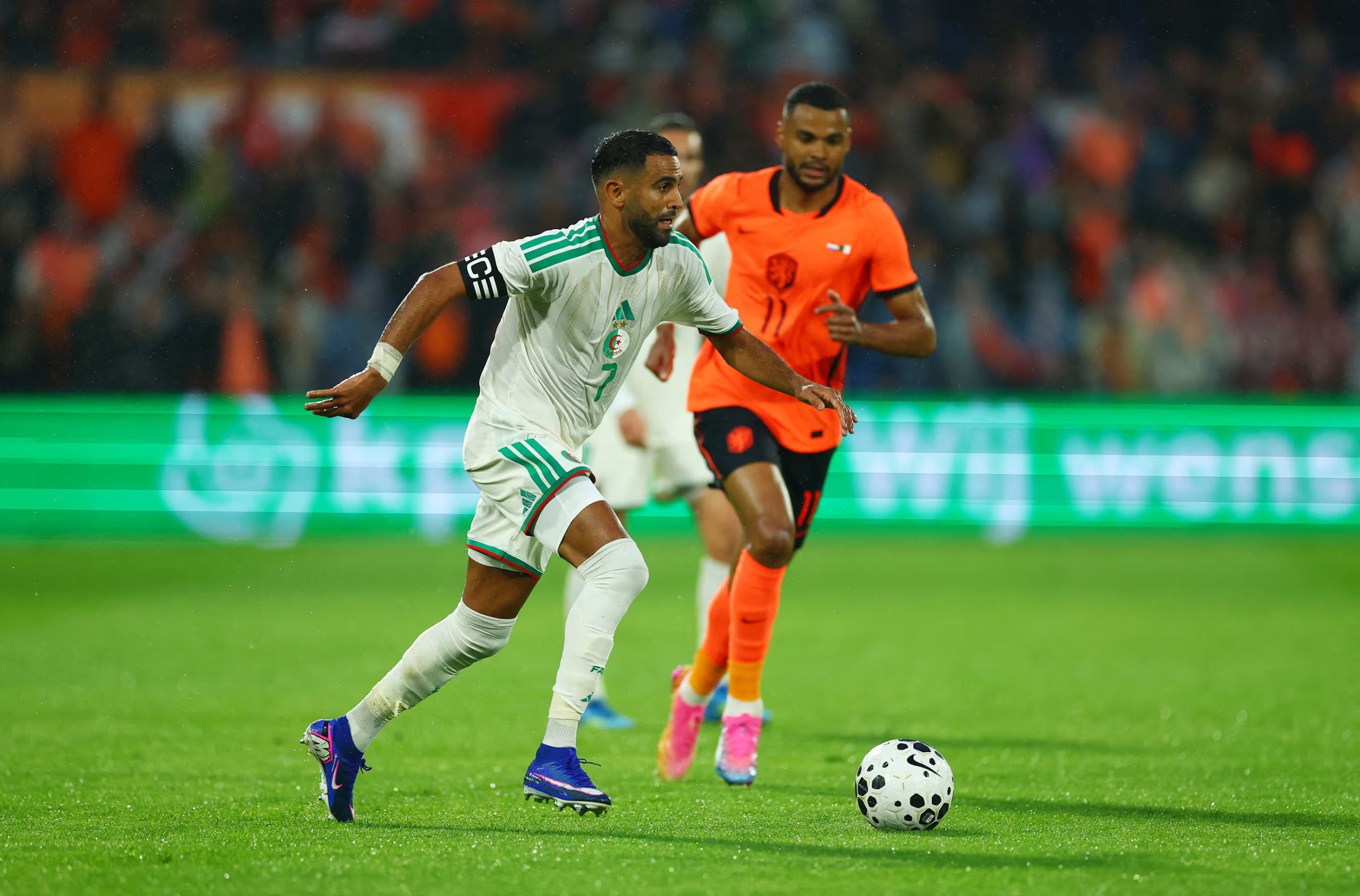 Mahrez es el capitán de la Selección Argelina. (Foto: REUTERS/Piroschka Van De Wouw)