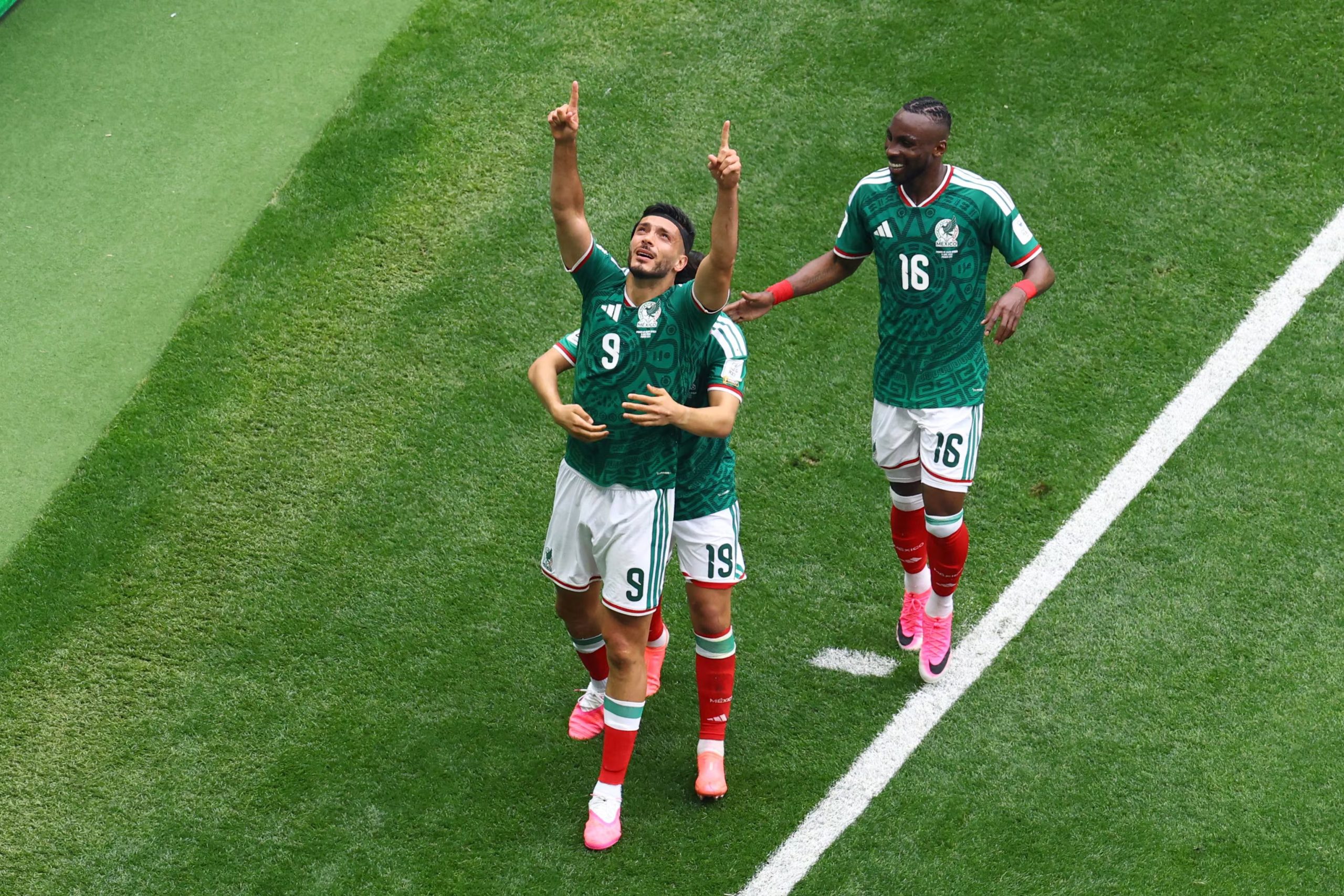 Raúl Jiménez celebra el segundo gol con Gilberto Mora y Julian Quiñones (REUTERS/Raquel Cunha)