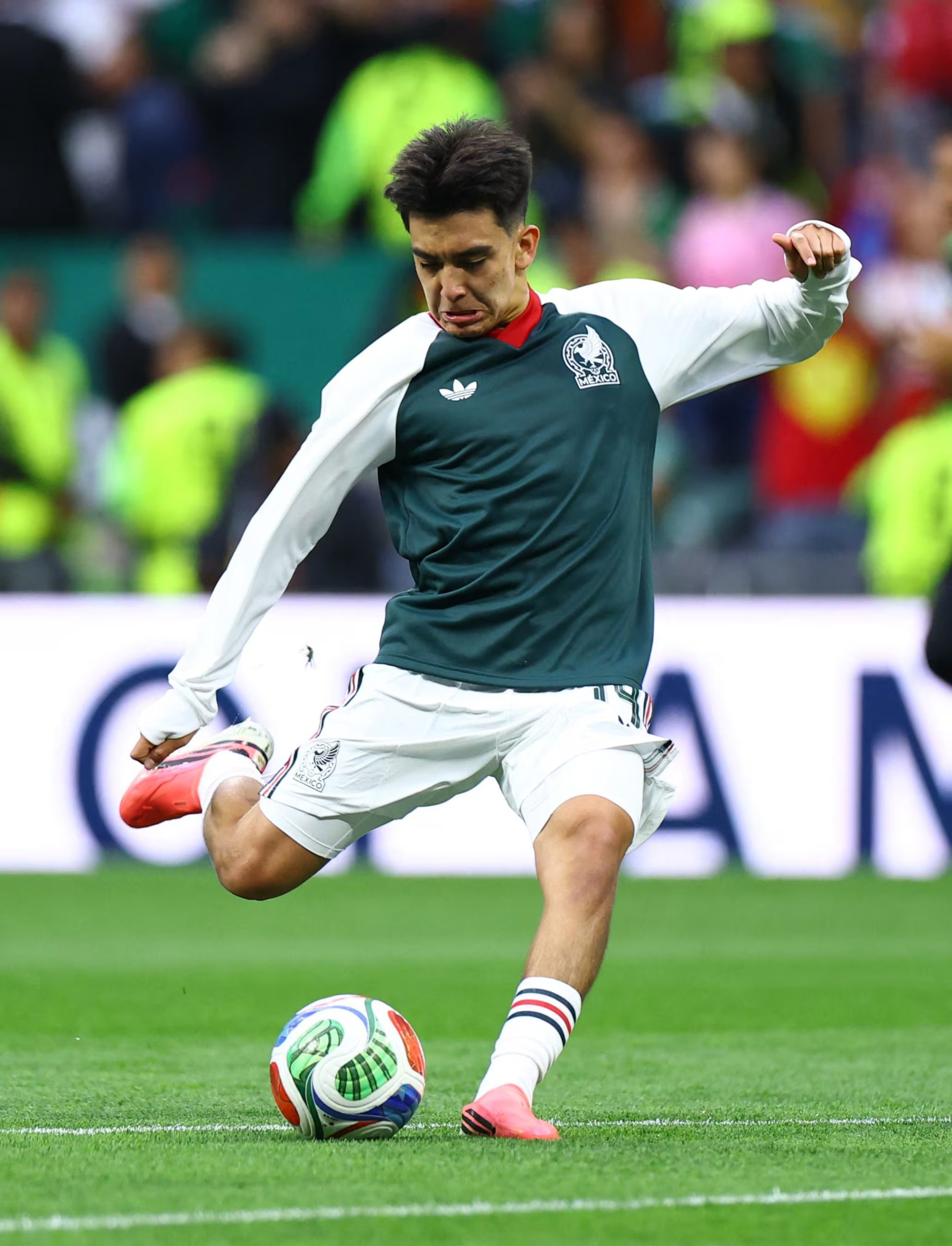 Soccer Football - FIFA World Cup 2026 - Group A - Czech Republic v Mexico - Estadio Azteca, Mexico City, Mexico - June 24, 2026 Mexico's Gilberto Mora during the warm up before the match REUTERS/Pedro Nunes