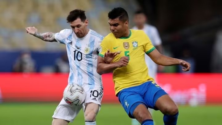 Tras ser rivales en Barcelona-Real Madrid y Argentina-Brasil, Casemiro se sumará al Inter Miami para ser nuevo socio de Lionel Messi (REUTERS/Amanda Perobelli)