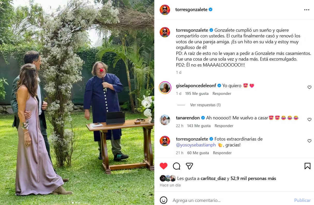 El actor Gonzalo Torres, caracterizado como 'Gonzalete', oficia una ceremonia de renovación de votos para una pareja en un jardín. (Gonzalo Torre)