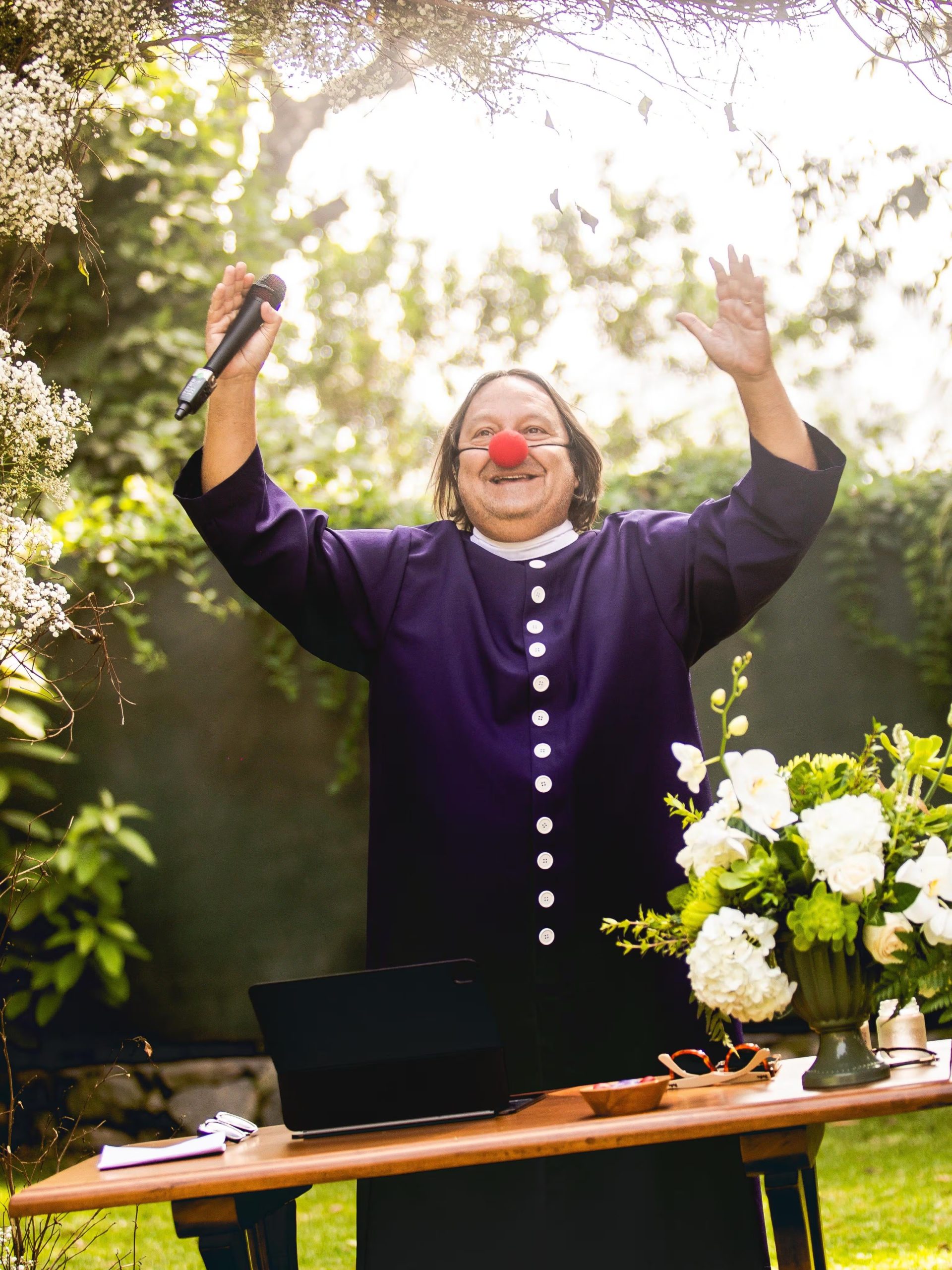 El actor Gonzalo Torres, caracterizado como ‘Gonzalete’ con sotana y nariz de payaso, oficia una ceremonia al aire libre. (Gonzalo Torre)