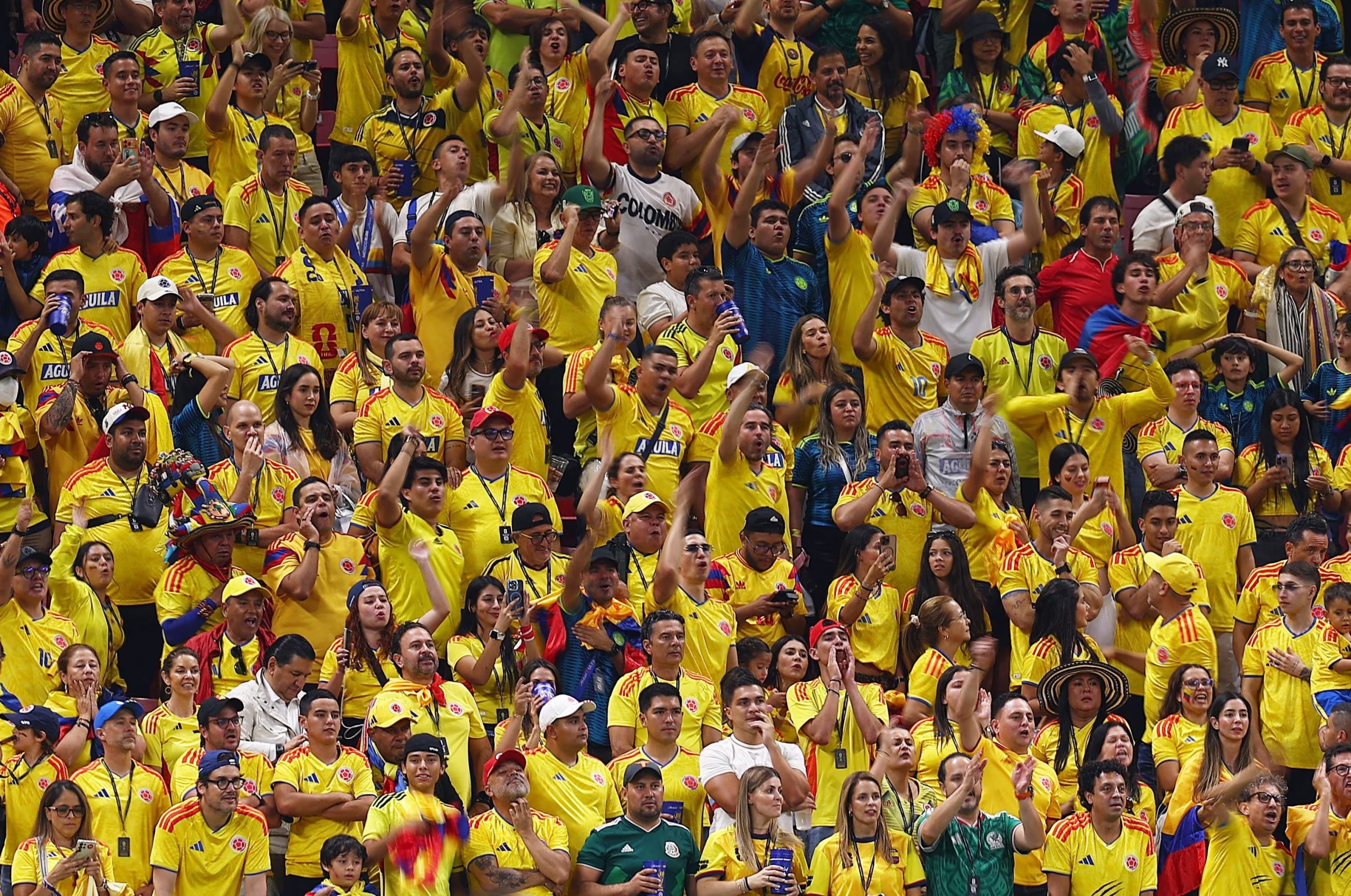 Los aficionados colombianos realizan una gran entrada en el Estadio Guadalajara. (REUTERS/Eloisa Sanchez)