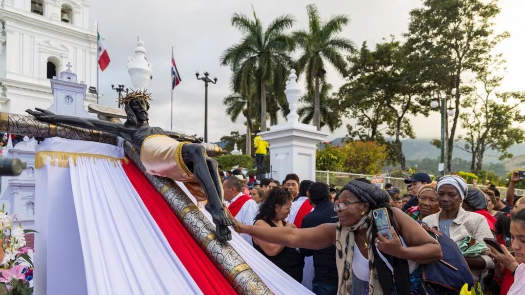Miles caminan para venerar al Cristo Negro, en una práctica donde conviven ritos, penitencia y solidaridad, con un origen que remite al siglo XVI y a la obra de Quirio Cataño (Foto cortesía Ministerio de Cultura y Deportes)