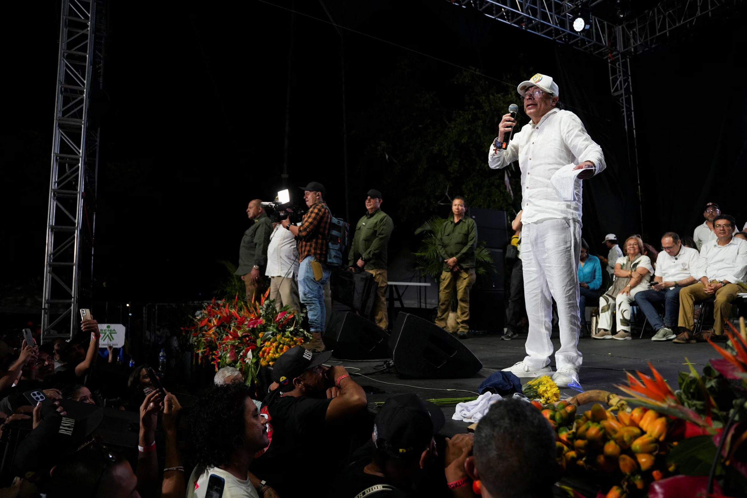 El presidente colombiano Gustavo Petro pronunció su discurso ante una multitud en el parque de Las Banderas, situado en el barrio San Antonio, occidente de Cali - crédito REUTERS/Jair Coll