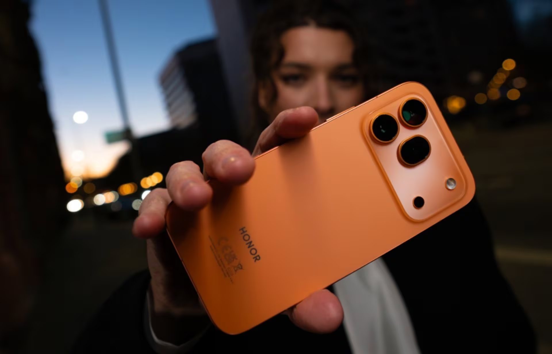 Los HONOR 600 y HONOR 600 Pro integran baterías de 7000 mAh con carga rápida SuperCharge de 80W, y el modelo Pro suma carga inalámbrica.