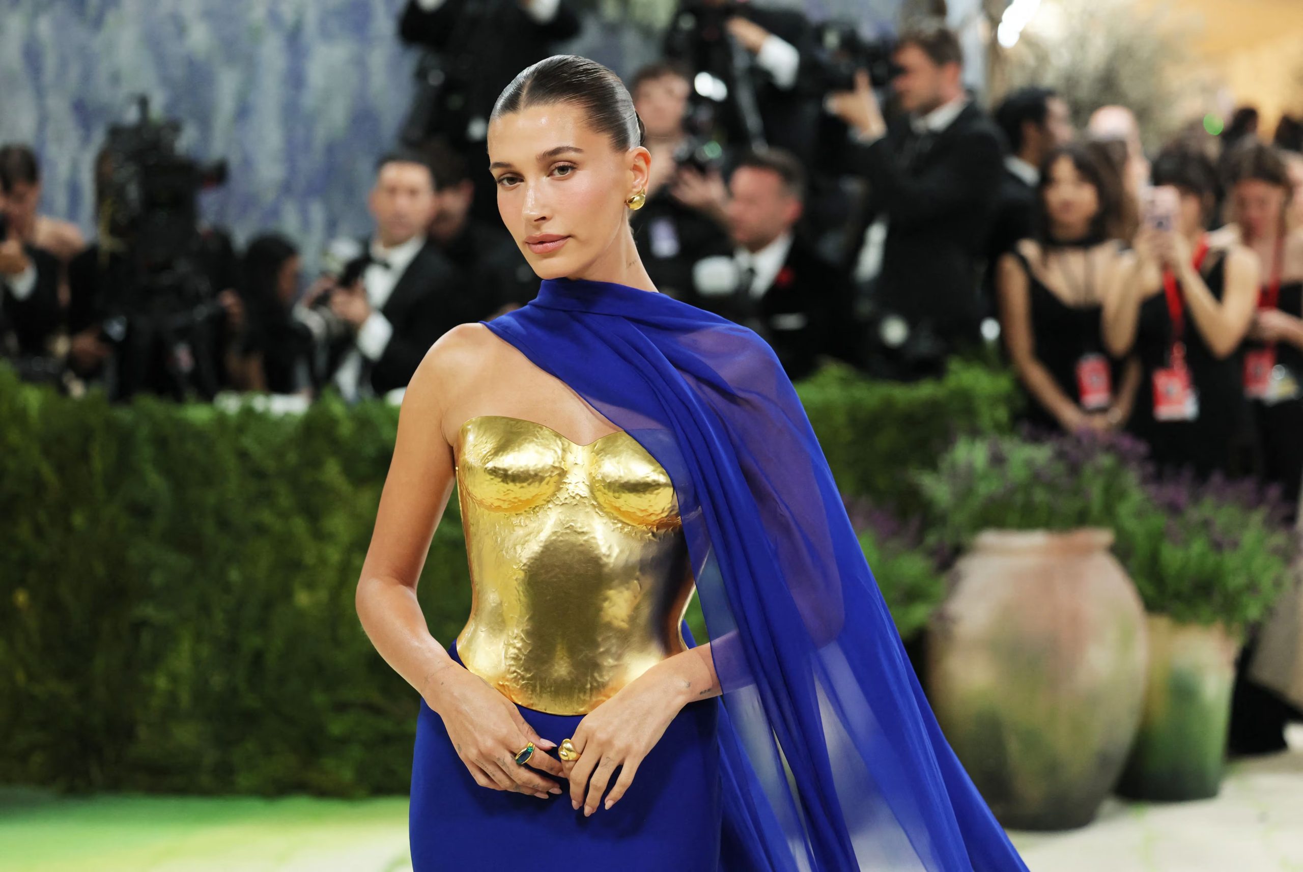 Hailey Bieber asistió a la Met Gala 2026 con un look inspirado en la Grecia clásica, usando joyas en honor a su familia (REUTERS/Daniel Cole)