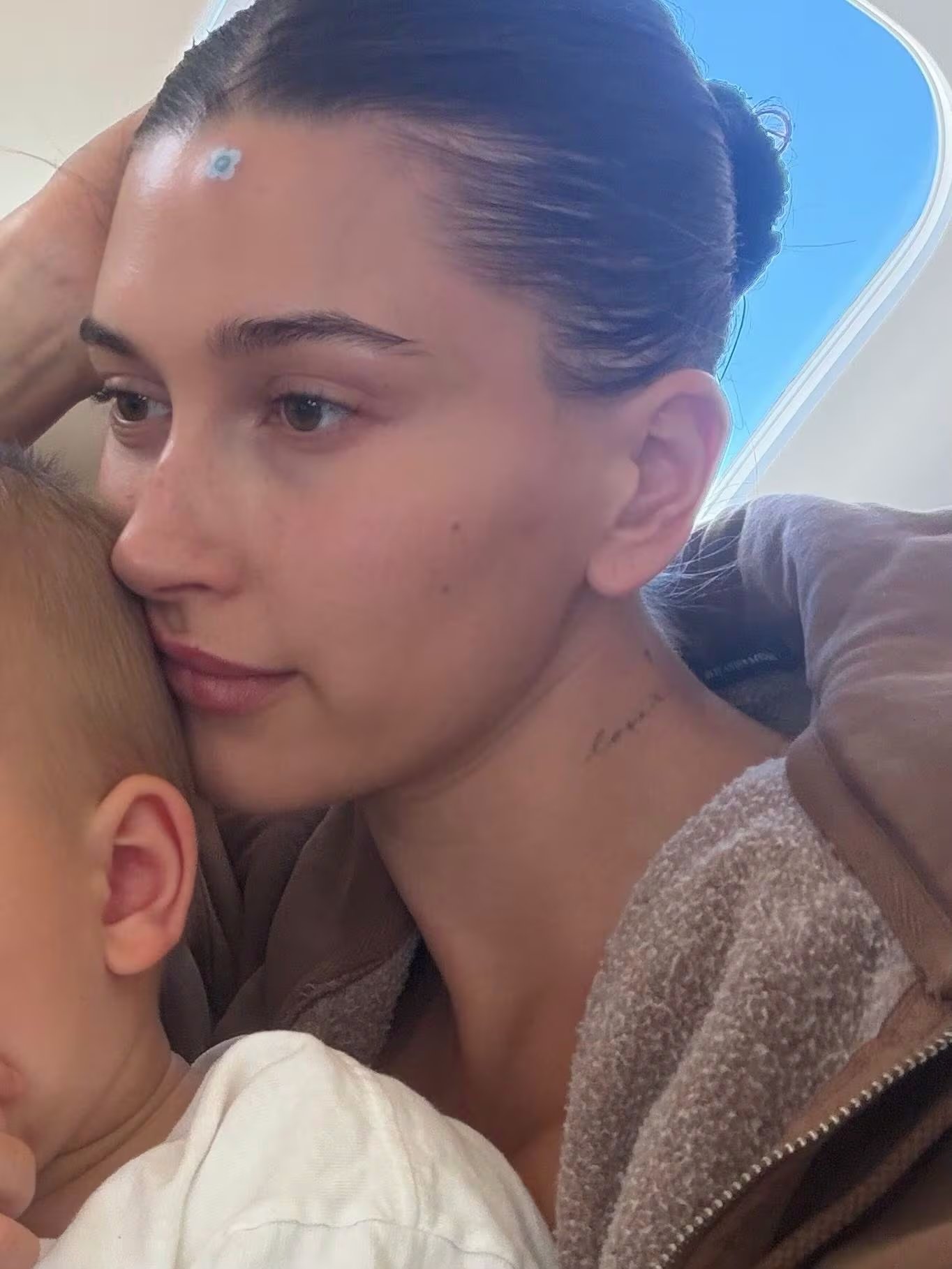 La modelo habló sobre la emoción de la maternidad y cómo experimentar el crecimiento de su hijo Jack Blues la ha transformado (Instagram/@haileybieber)