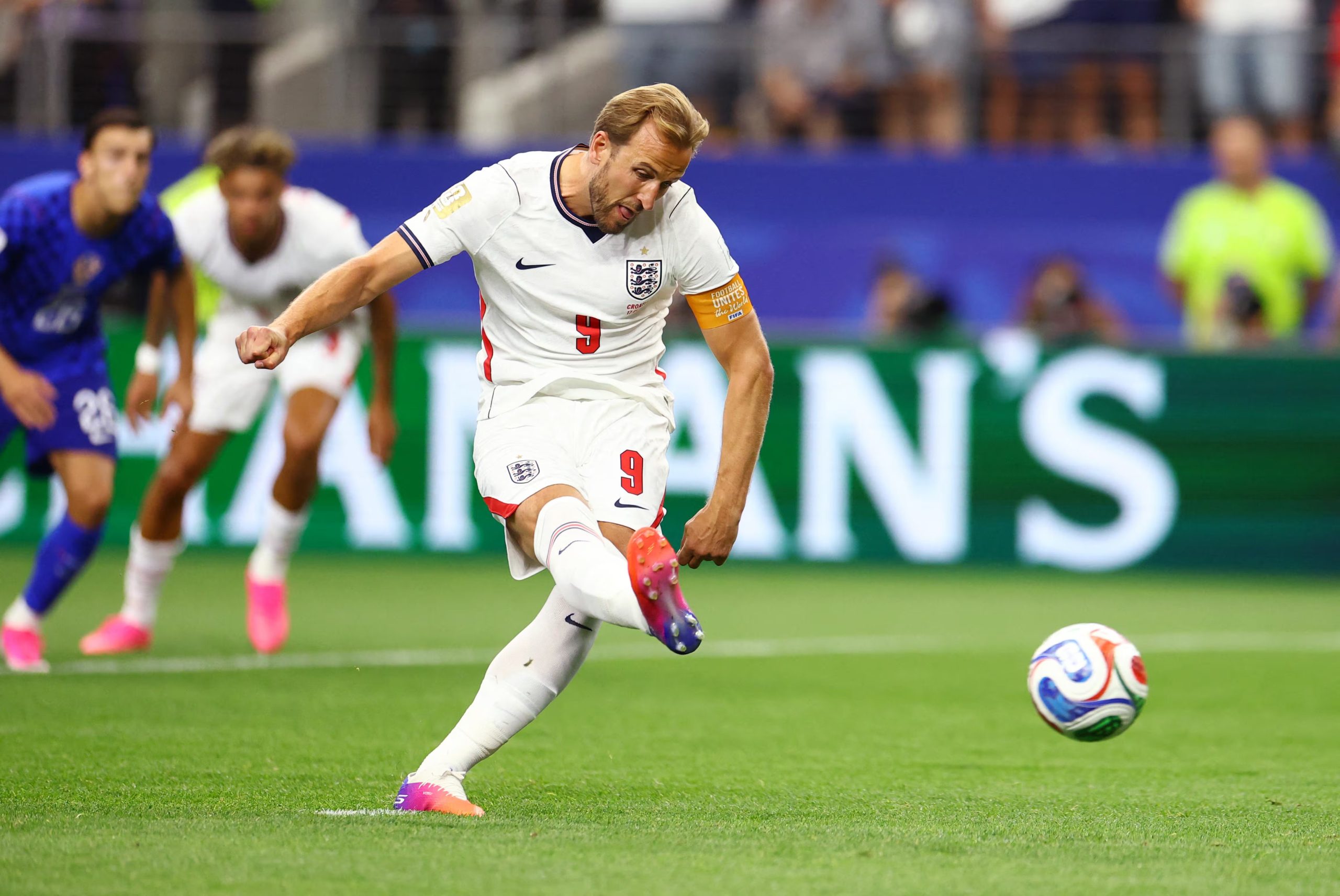 Harry Kane marca el primer gol contra Croacia de penalti. (REUTERS/Hannah Mckay)