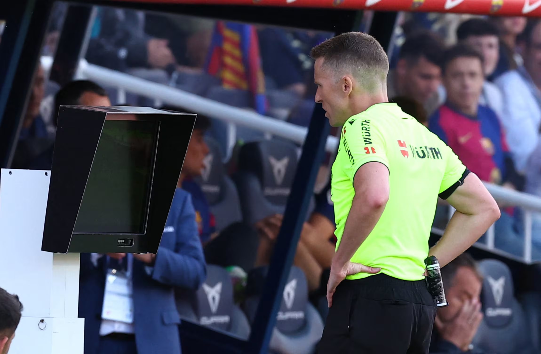 Hernández Hernández acude al VAR para ver una jugada dudosa. (REUTERS/Albert Gea)