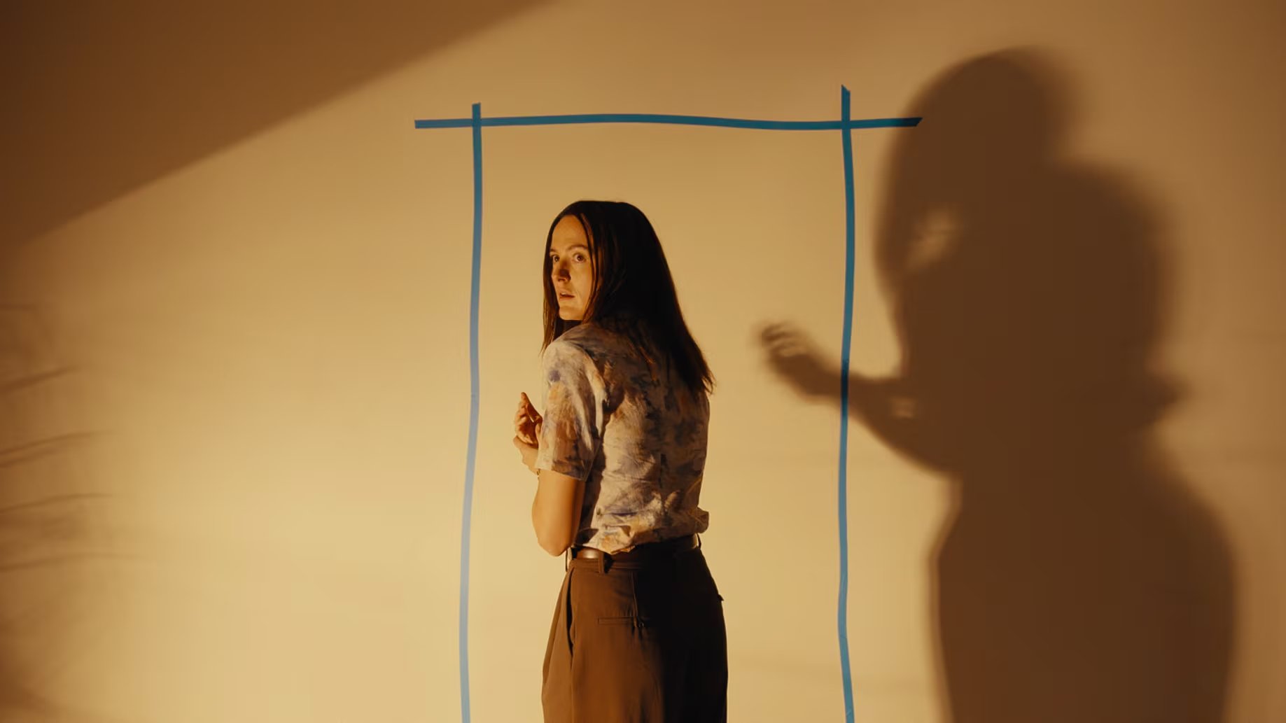 Los escritores han identificado historias similares a los Backrooms para llevarlas al cine. (A24)