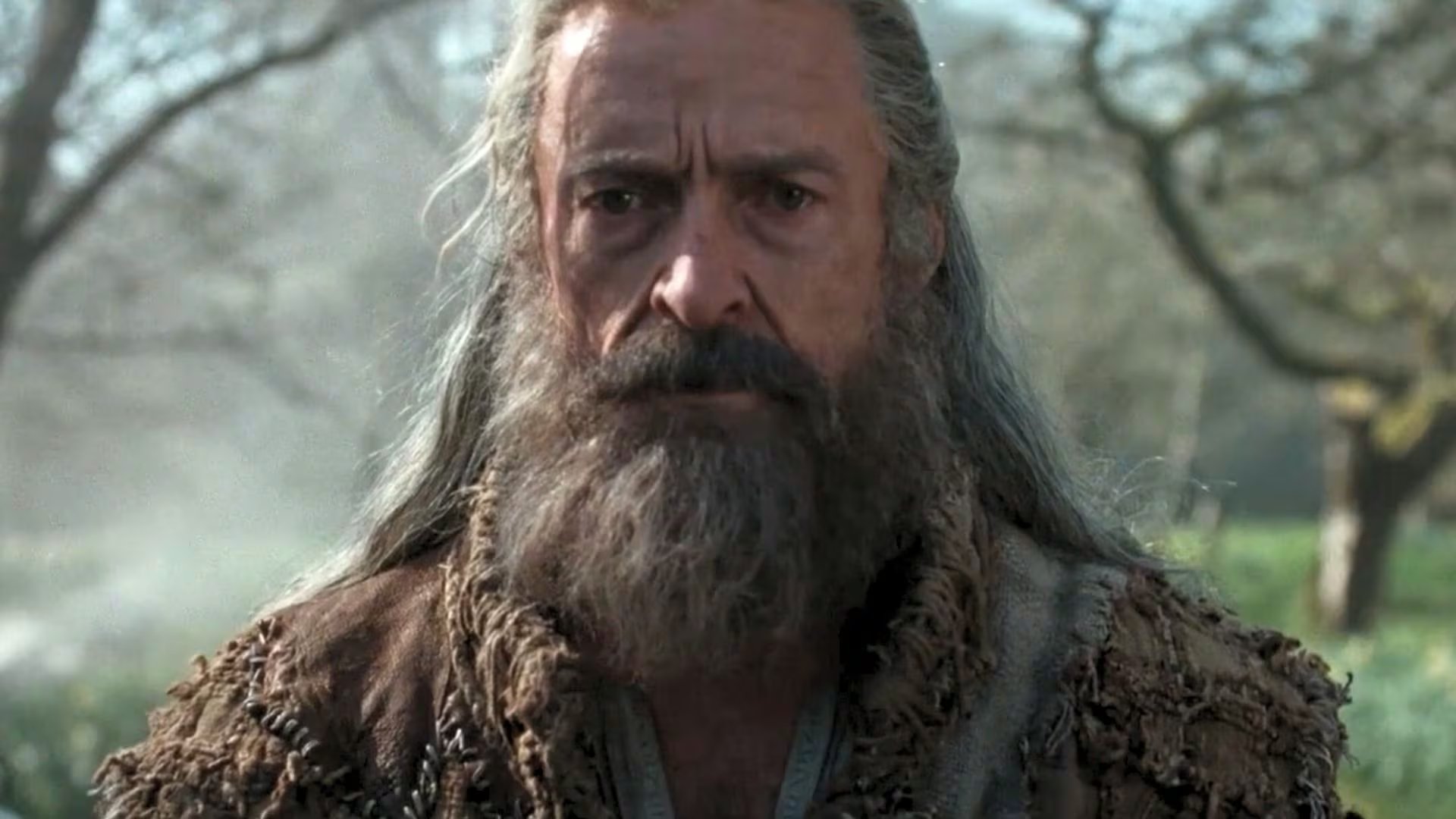 La caracterización de Hugh Jackman incluyó barba canosa, pelucas, maquillaje especializado y cicatrices para construir una versión realista de Robin Hood (Créditos: A24)