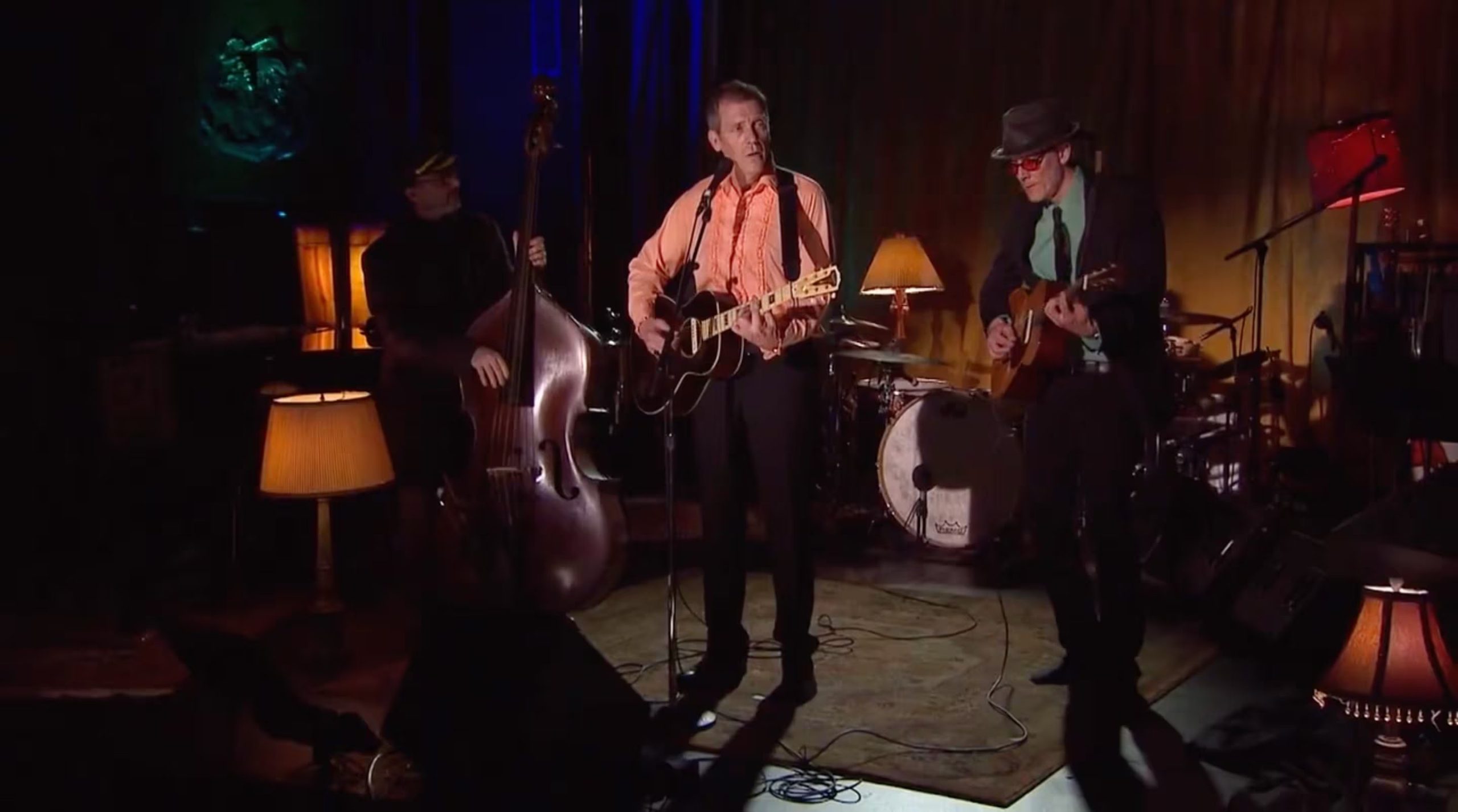 Más allá de la actuación, Hugh Laurie tiene una prolífica carrera de músico