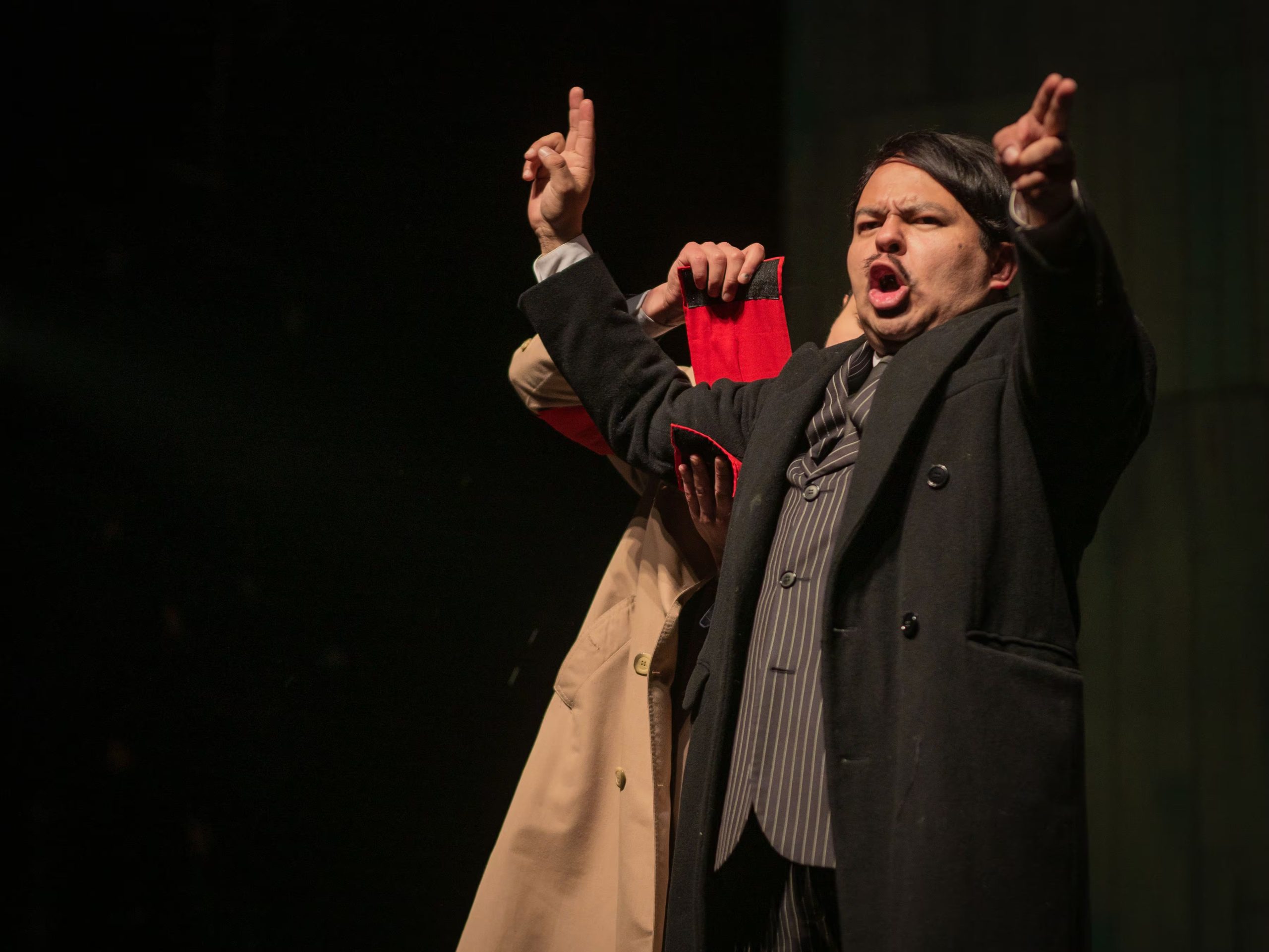 El personaje de Arturo Ui se presenta como una caricatura de los dictadores, funcionando como espejo de regímenes autoritarios de diversas épocas y lugares