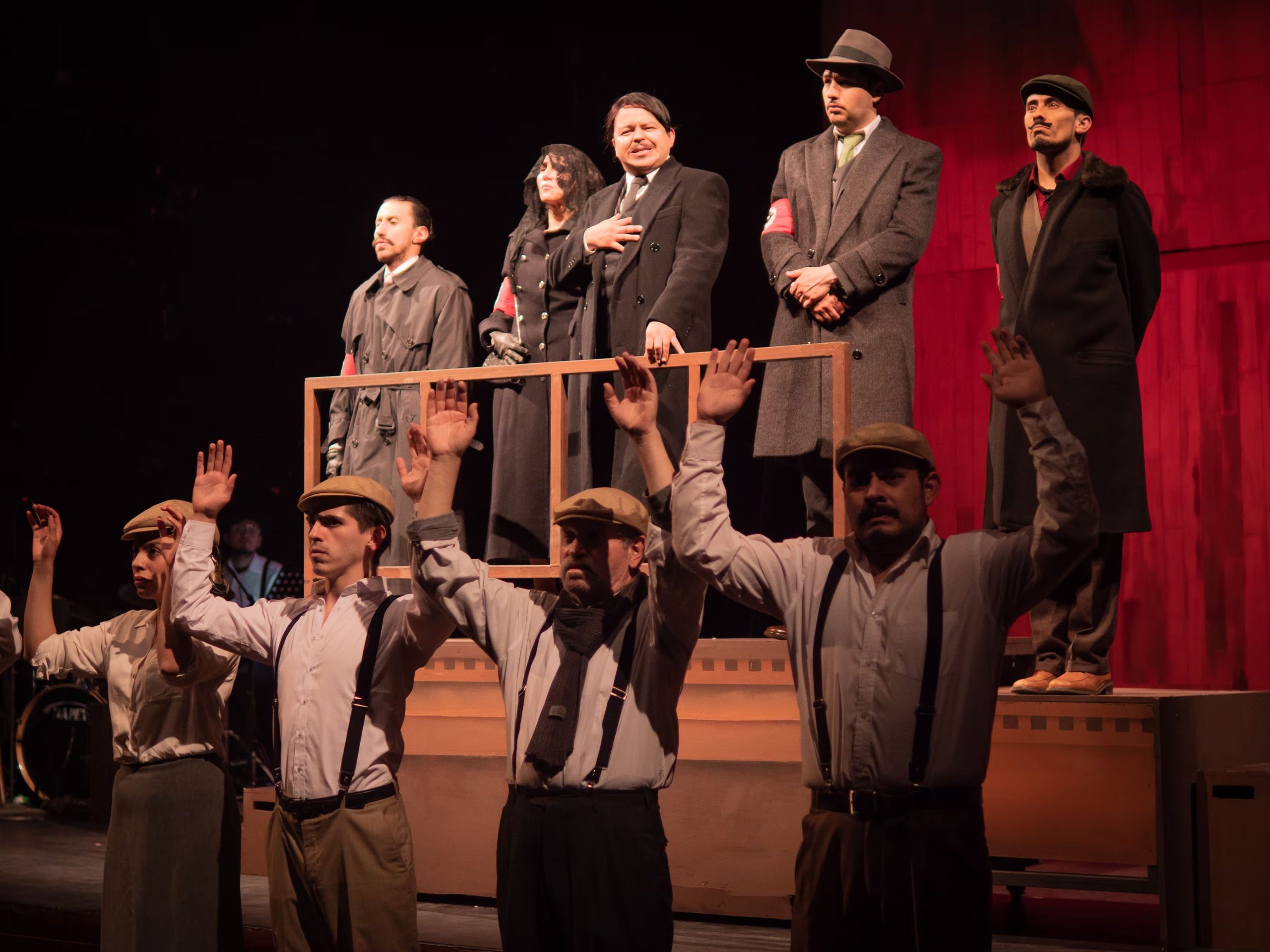 Esta adaptación de La evitable ascensión de Arturo Ui dialoga directamente con el contexto colombiano, mostrando que la corrupción, la violencia y la manipulación no son desafíos ajenos ni asuntos del pasado.