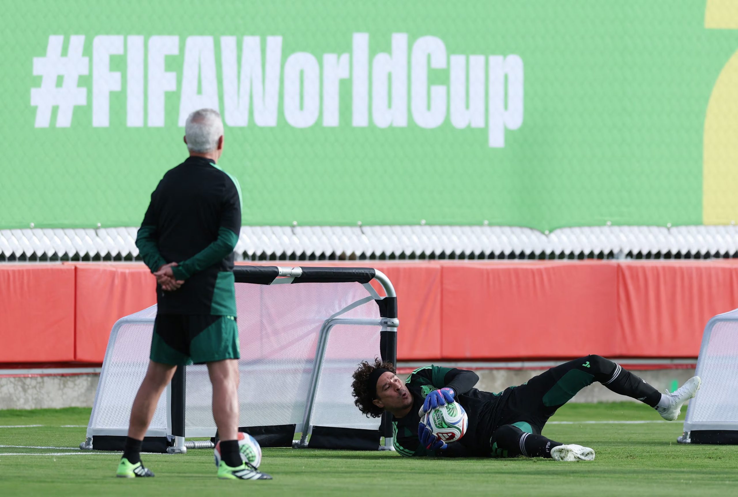 Fútbol - Copa Mundial de la FIFA 2026 - Entrenamiento de México - Sports Arena, Guadalajara, México - 17 de junio de 2026. El seleccionador de México, Javier Aguirre, observa a Guillermo Ochoa durante el entrenamiento. REUTERS/Paul Childs