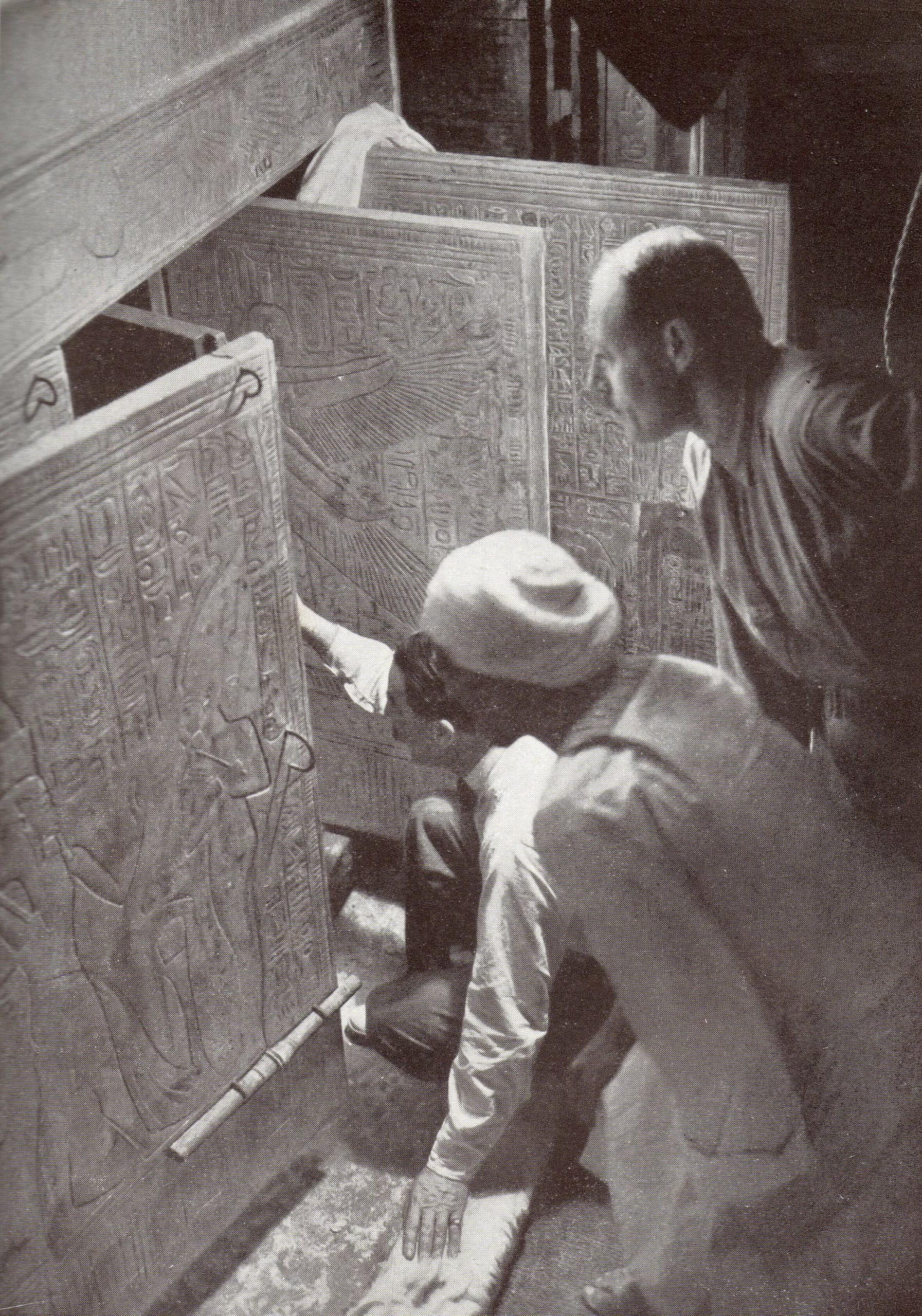 Howard Carter ocupó cargos oficiales en antigüedades egipcias y supervisó trabajos en el Alto Egipto, Nubia, el Bajo Egipto y el Egipto Medio