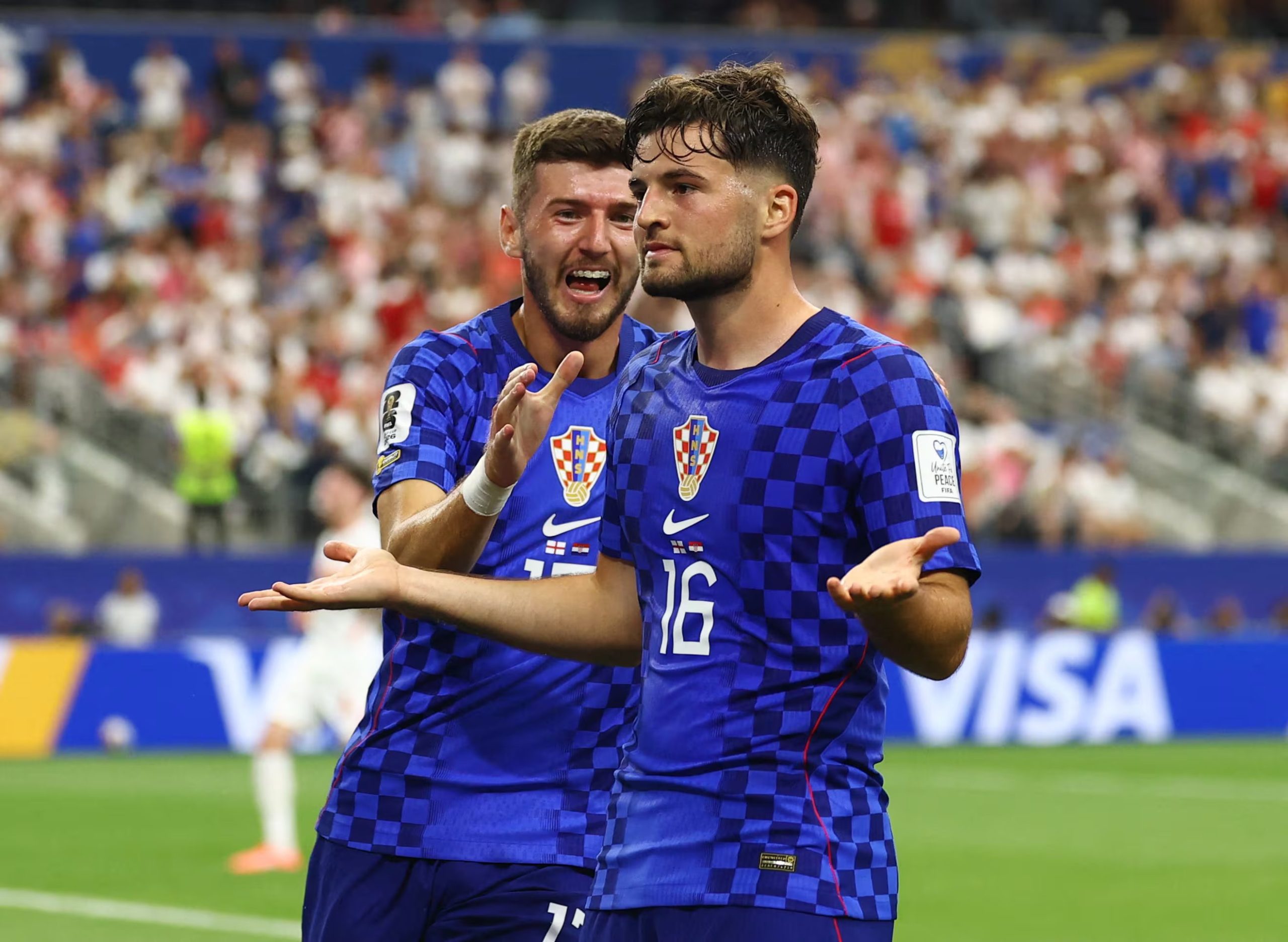 Baturina celebra su gol en el Mundial (REUTERS/Kai Pfaffenbach)