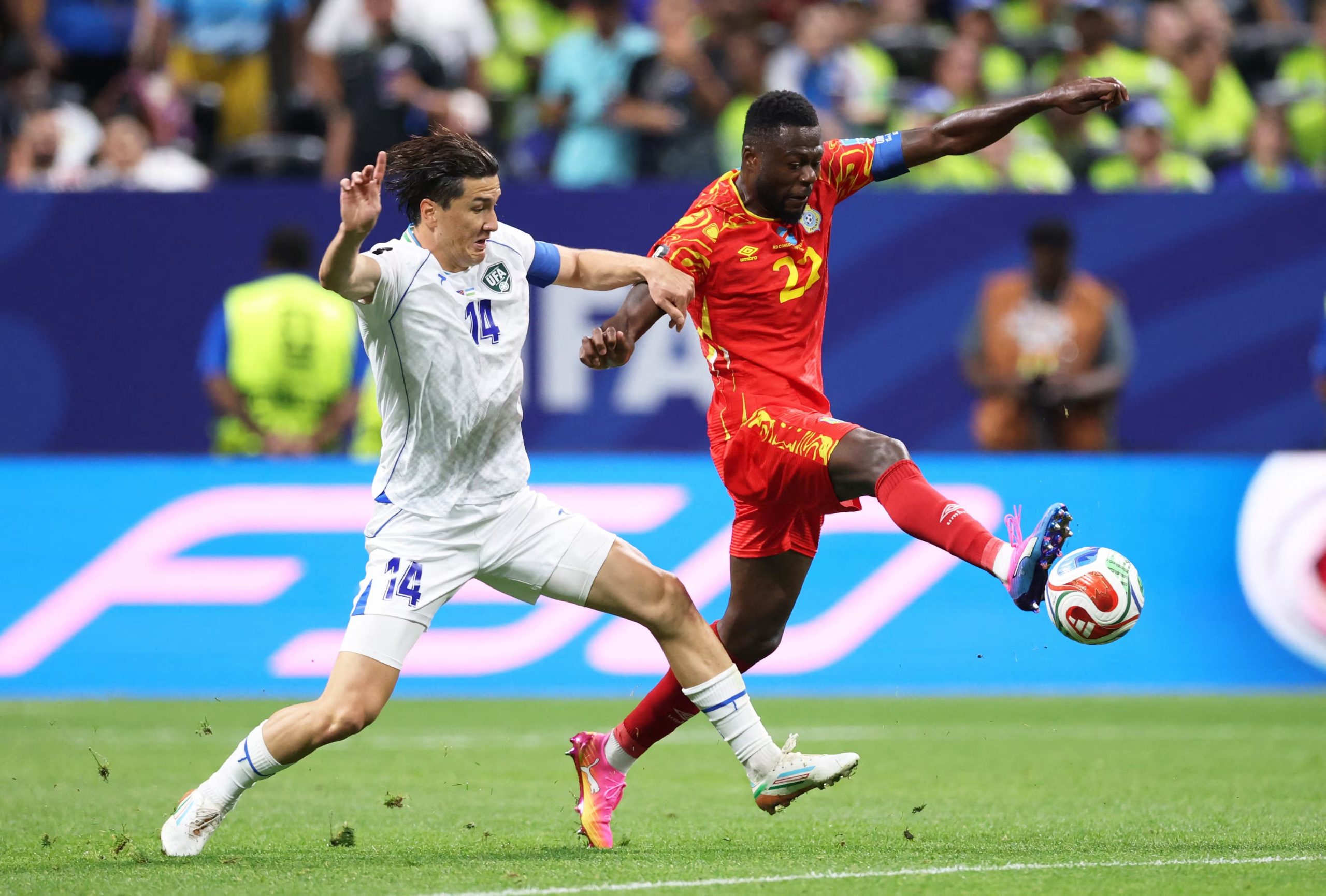 Chancel Mbemba y Eldor Shomurodov en el RD Congo vs. Uzbekistán-crédito Brett Davis/IMAGN IMAGES via Reuters