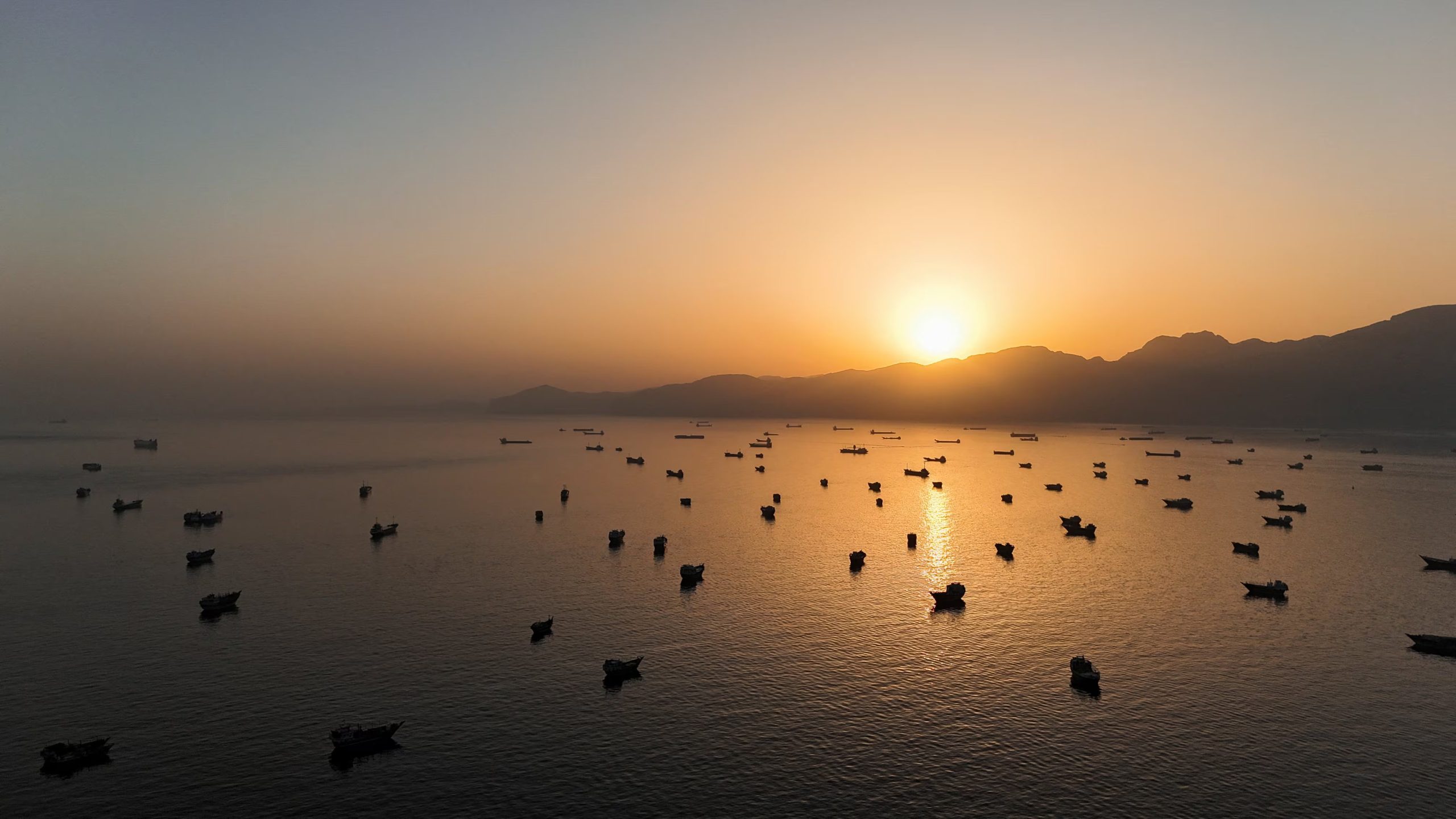 Vista aérea de buques anclados en el estrecho de Ormuz desde Musandam, Omán, el 3 de junio de 2026. (REUTERS/Colaborador/archivo)