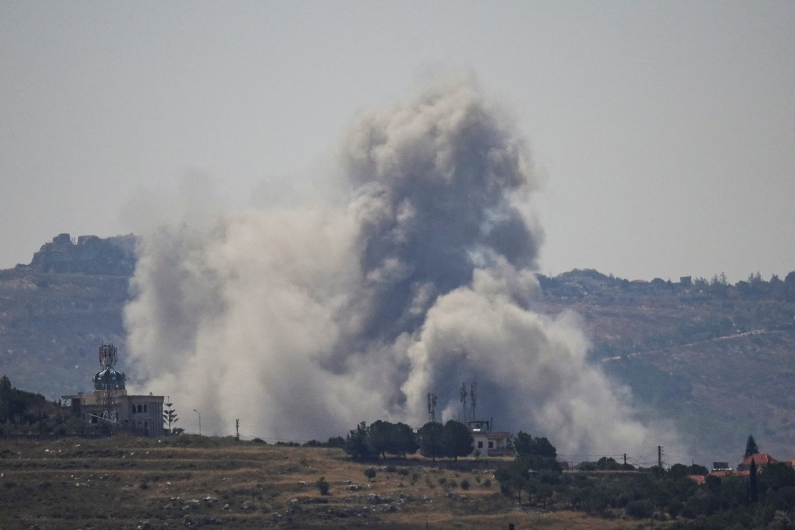 El sur del Líbano se llena de humo tras los ataques israelíes, visto desde Nabatieh, Líbano, 8 de junio de 2026
REUTERS/Stringer