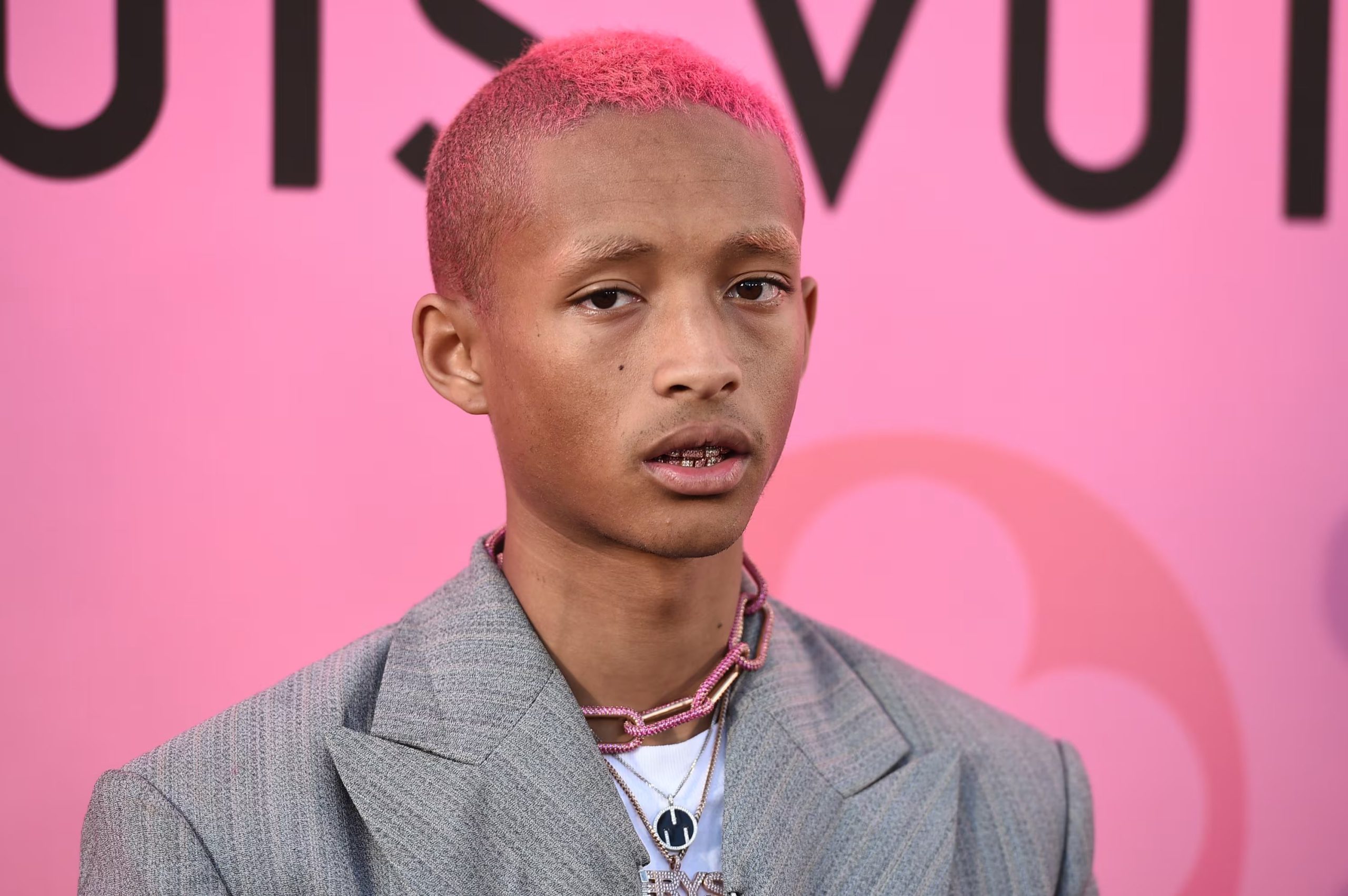 Jaden Smith dijo en GQ que su proceso creativo en la moda reúne influencias de Christian Louboutin, Alexander McQueen, Raf Simons, Vivienne Westwood y Nicolas Ghesquière (Jordan Strauss/Invision/AP)