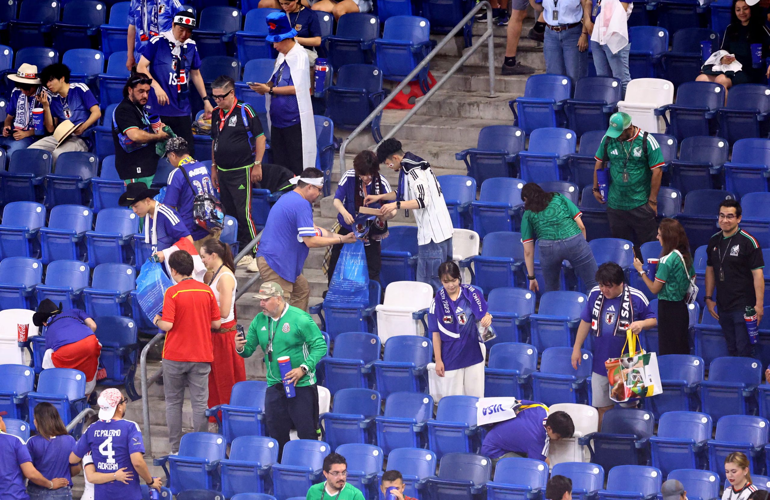 Aficionados de Japón se esperan a que termine el partido vs Túnez para recoger la basura. (REUTERS/Raquel Cunha)