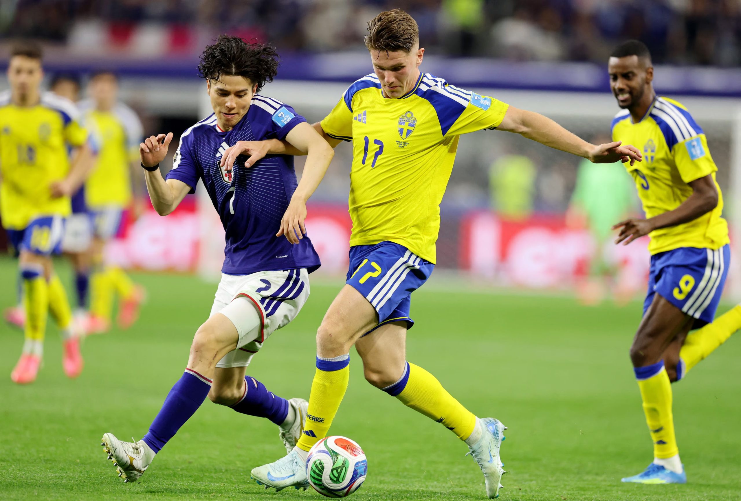 Viktor Gyokeres disputa un balón con Ao Tanaka (IMAGN IMAGES via Reuters/Tim Heitman)
